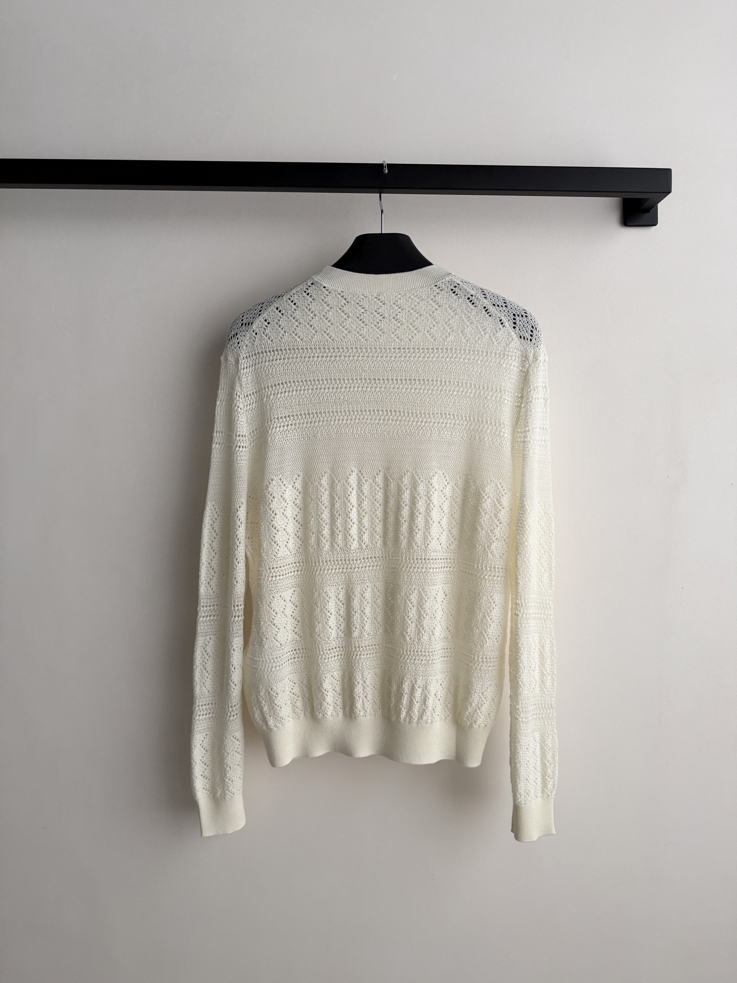 LoroPiana🆕26新品米白色镂空针织衫，采用天丝混纺，透气又舒适，春夏穿超合适！圆领设计，学院风满