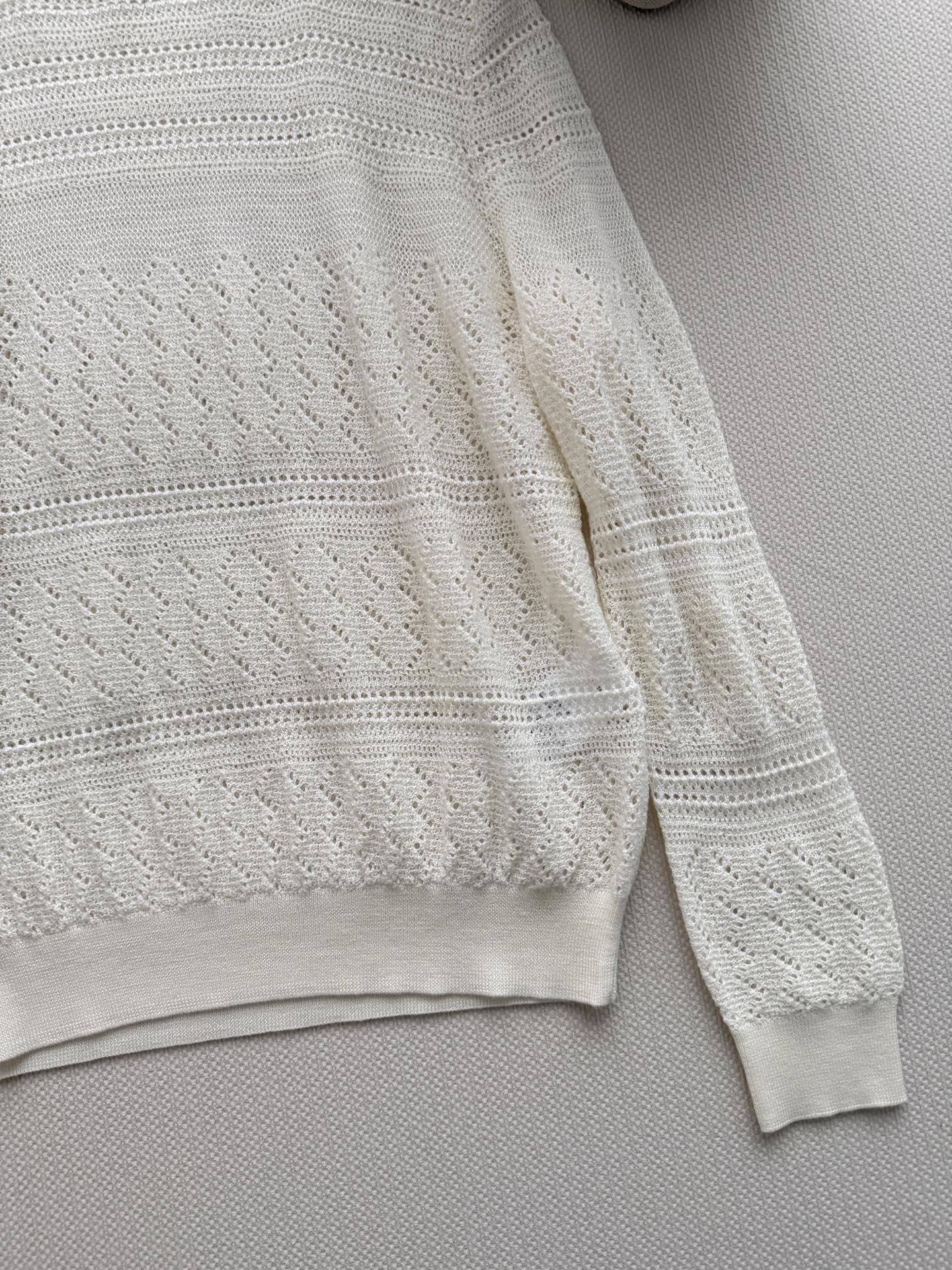 LoroPiana🆕26新品米白色镂空针织衫，采用天丝混纺，透气又舒适，春夏穿超合适！圆领设计，学院风满