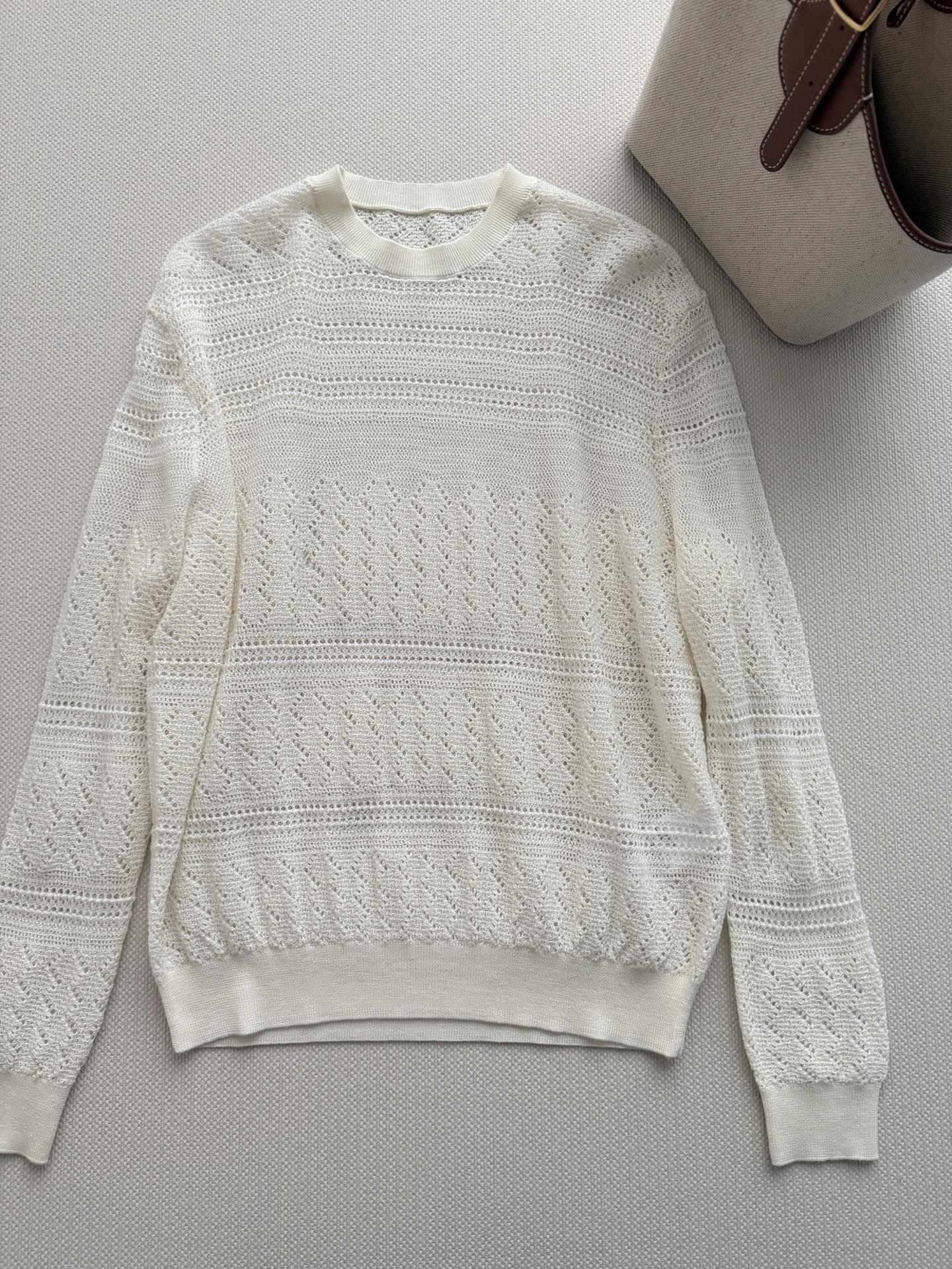 LoroPiana🆕26新品米白色镂空针织衫，采用天丝混纺，透气又舒适，春夏穿超合适！圆领设计，学院风满