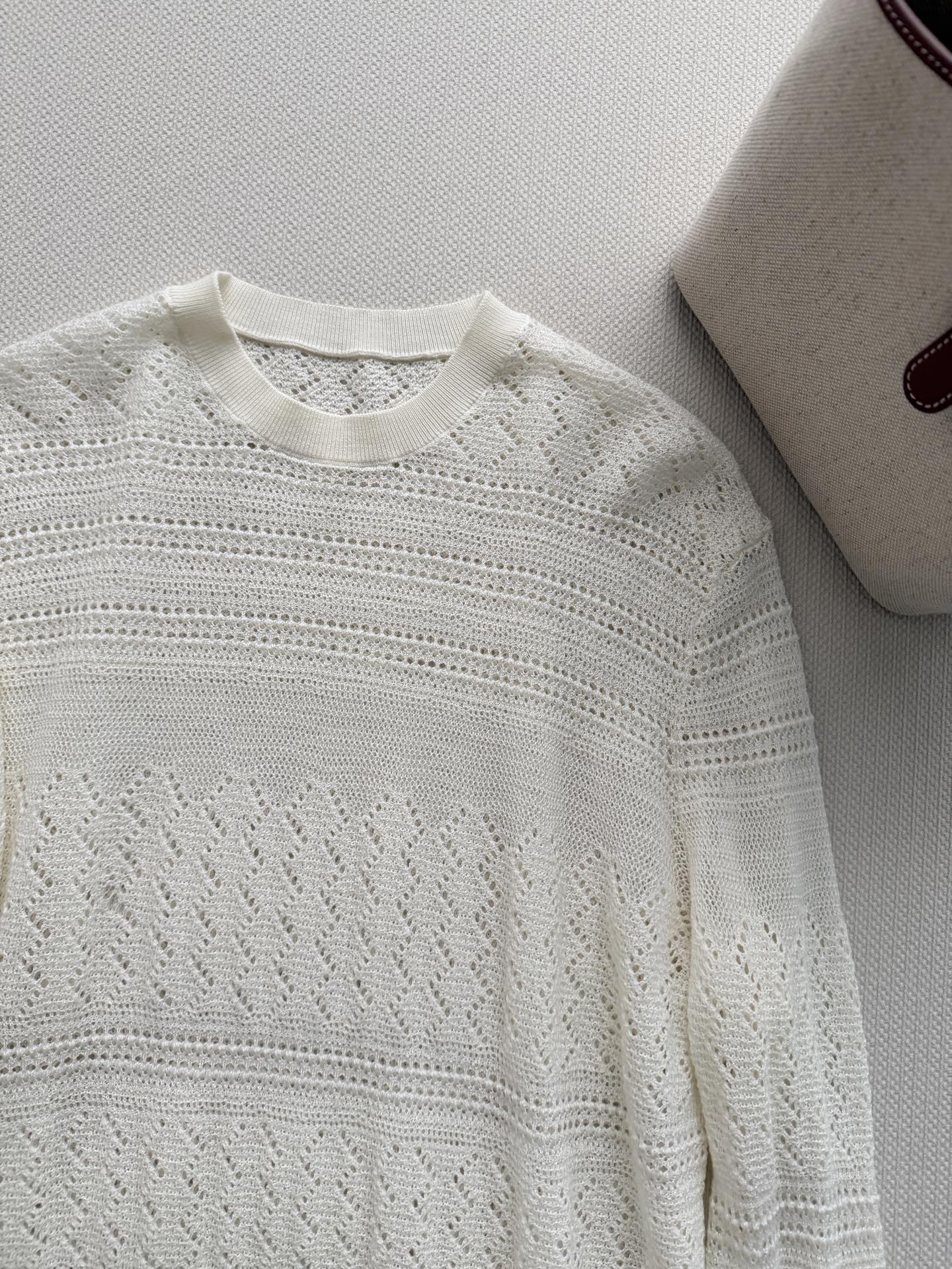 LoroPiana🆕26新品米白色镂空针织衫，采用天丝混纺，透气又舒适，春夏穿超合适！圆领设计，学院风满
