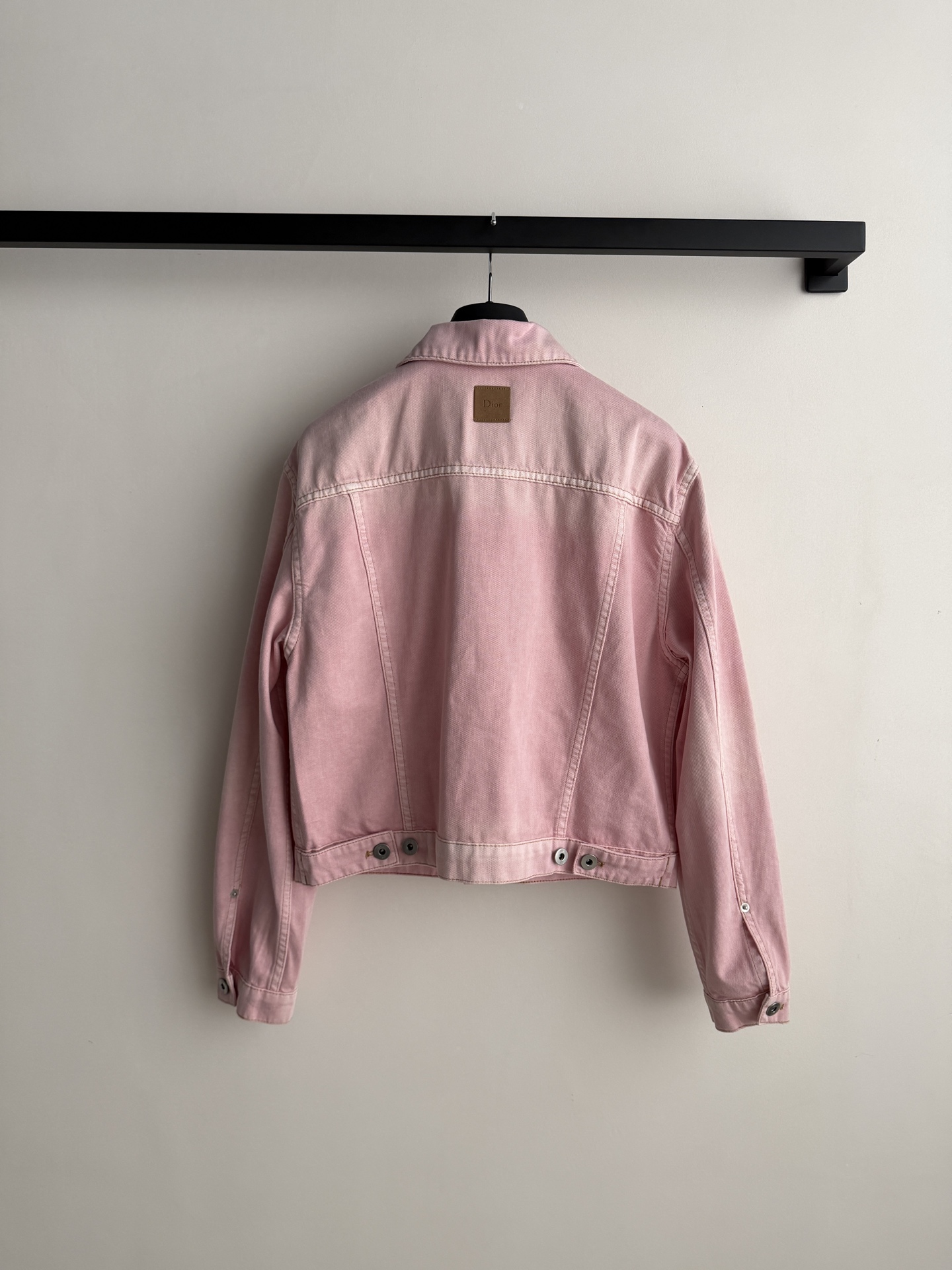 𝐃𝐢𝐨*26new🪄做旧粉色牛仔外套🌸整体采用浅粉色水洗牛仔布，设计超有休闲感，五金刻字logo细节满分