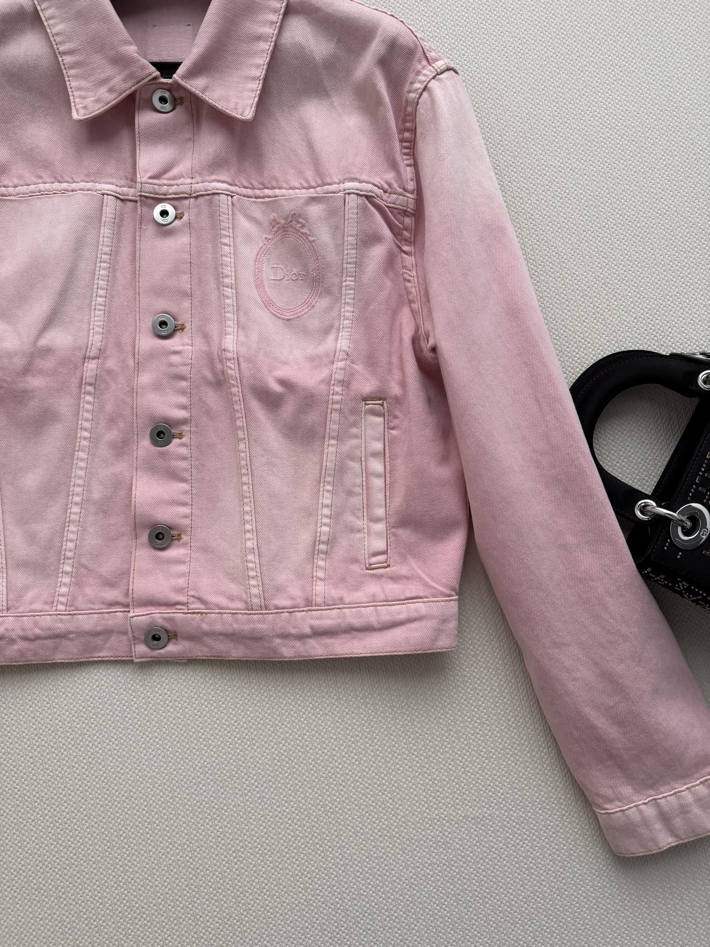 𝐃𝐢𝐨*26new🪄做旧粉色牛仔外套🌸整体采用浅粉色水洗牛仔布，设计超有休闲感，五金刻字logo细节满分