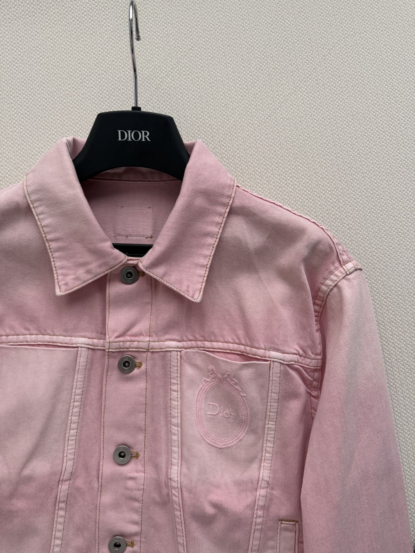 𝐃𝐢𝐨*26new🪄做旧粉色牛仔外套🌸整体采用浅粉色水洗牛仔布，设计超有休闲感，五金刻字logo细节满分