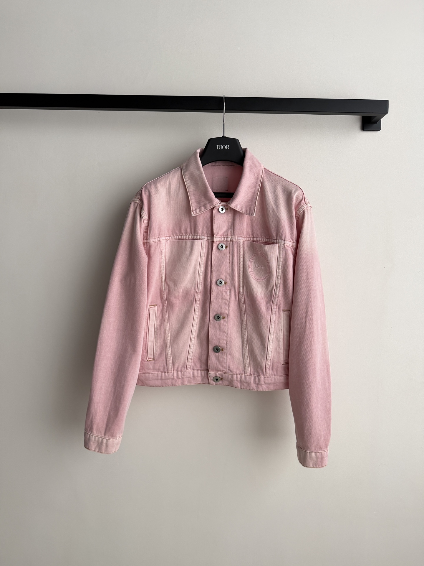 𝐃𝐢𝐨*26new🪄做旧粉色牛仔外套🌸整体采用浅粉色水洗牛仔布，设计超有休闲感，五金刻字logo细节满分