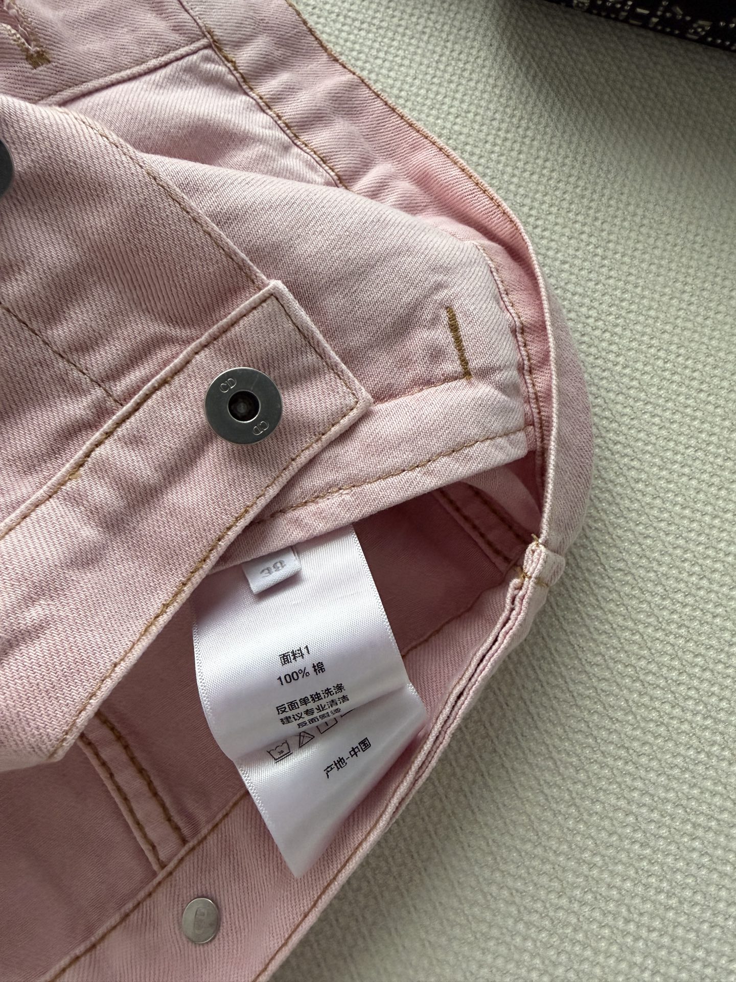𝐃𝐢𝐨*26new🪄做旧粉色牛仔外套🌸整体采用浅粉色水洗牛仔布，设计超有休闲感，五金刻字logo细节满分