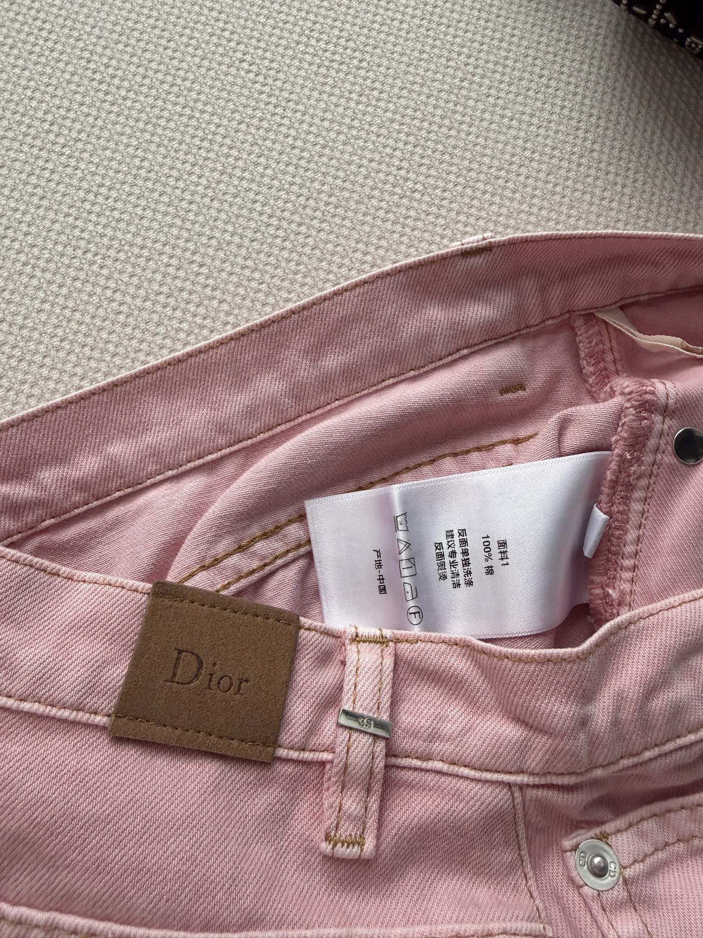 𝐃𝐢𝐨*26new🪄做旧粉色牛仔短裙🌸整体采用浅粉色水洗牛仔布，毛边设计超有休闲感，五金刻字logo细节