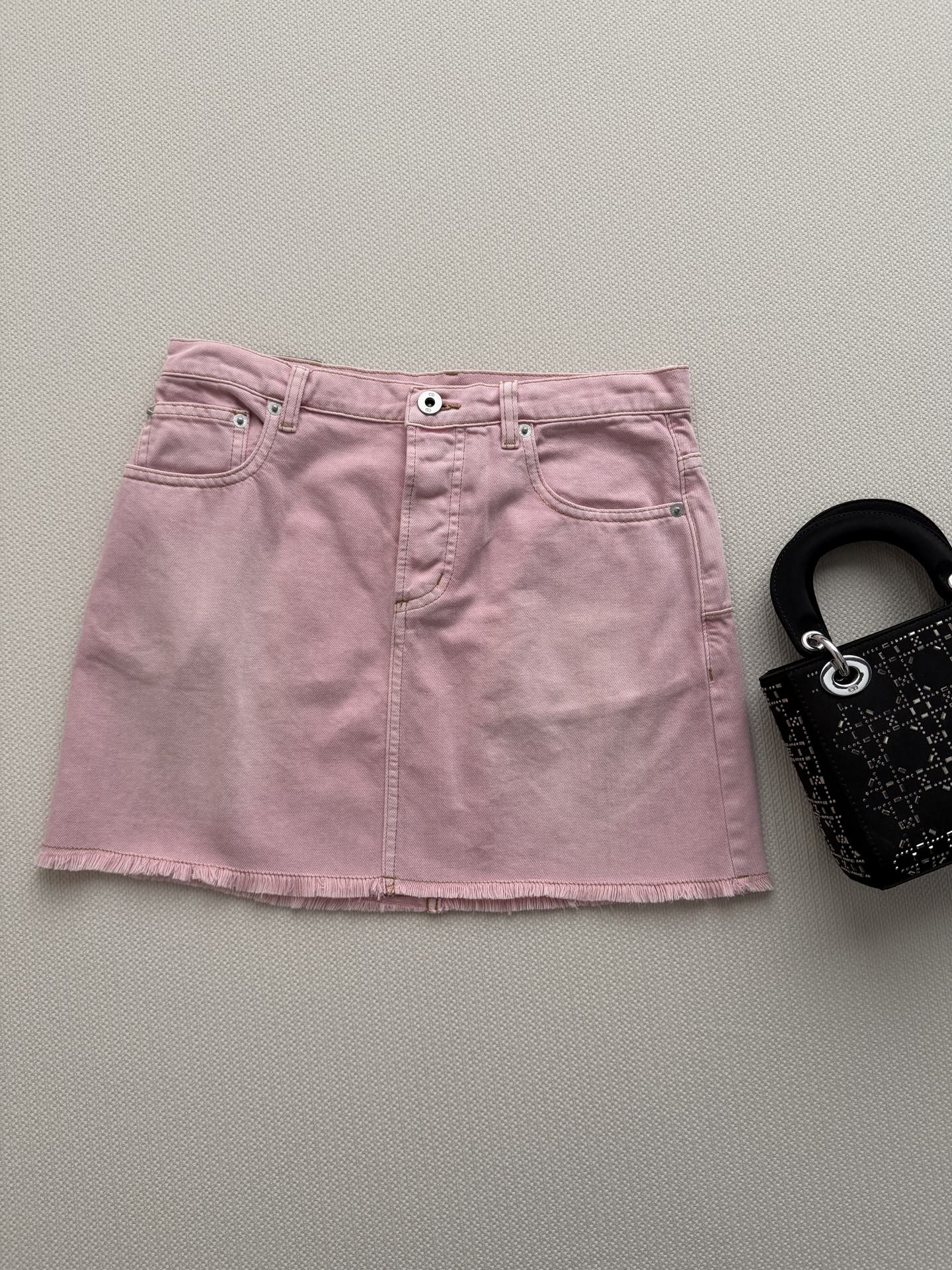 𝐃𝐢𝐨*26new🪄做旧粉色牛仔短裙🌸整体采用浅粉色水洗牛仔布，毛边设计超有休闲感，五金刻字logo细节