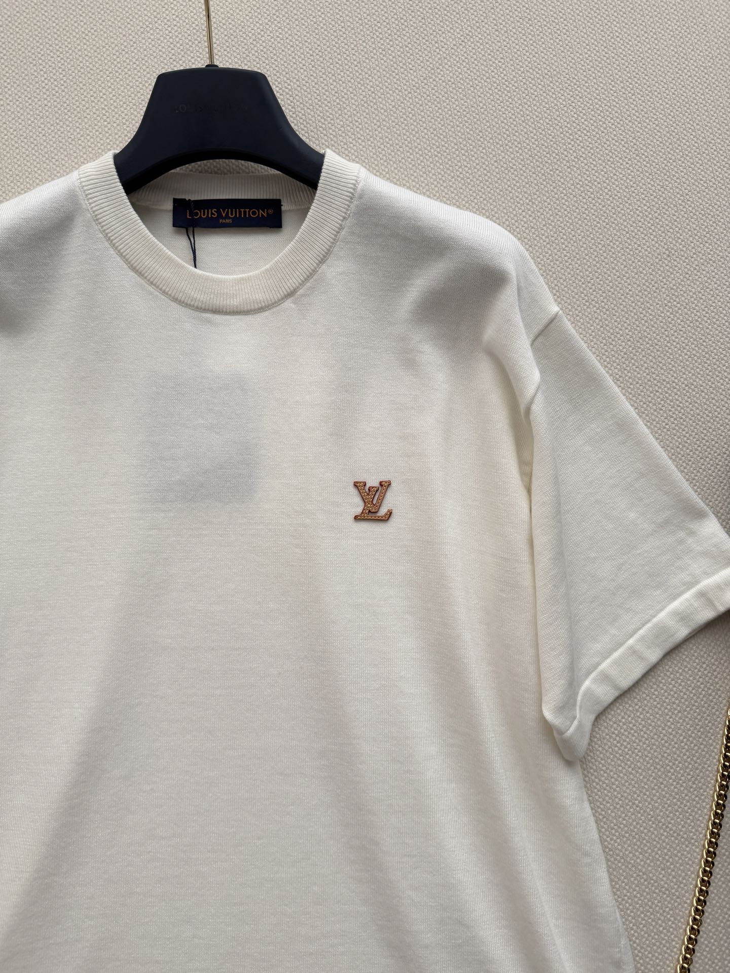 LouisVuitto*🆕这款刺绣短袖T恤，采用高品质纯棉，柔软亲肤，透气性超棒，夏天穿超舒服！胸前经典