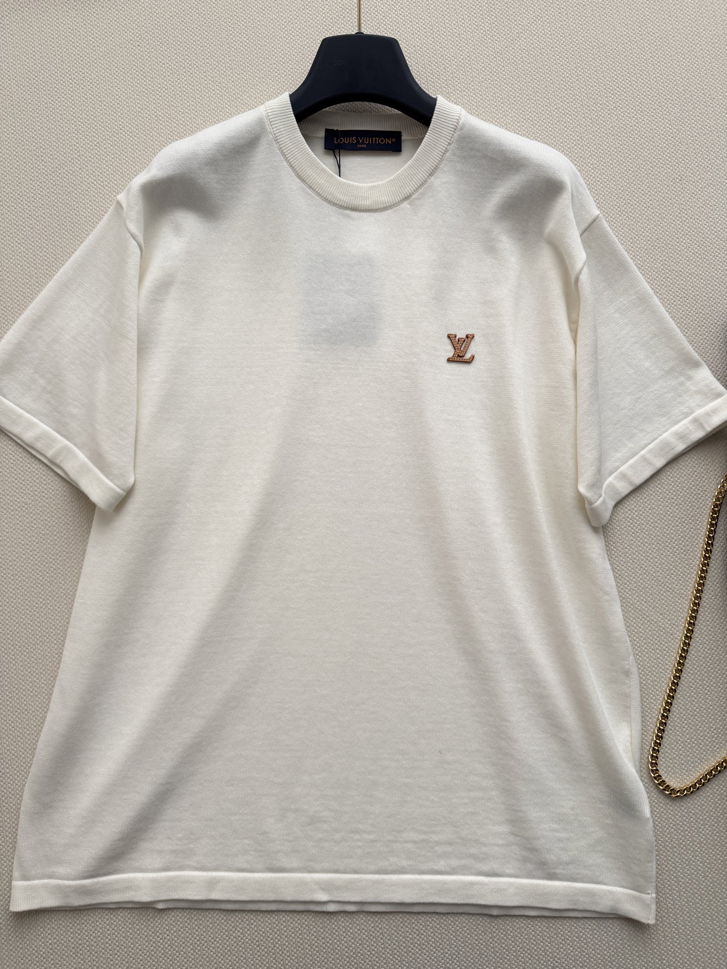 LouisVuitto*🆕这款刺绣短袖T恤，采用高品质纯棉，柔软亲肤，透气性超棒，夏天穿超舒服！胸前经典