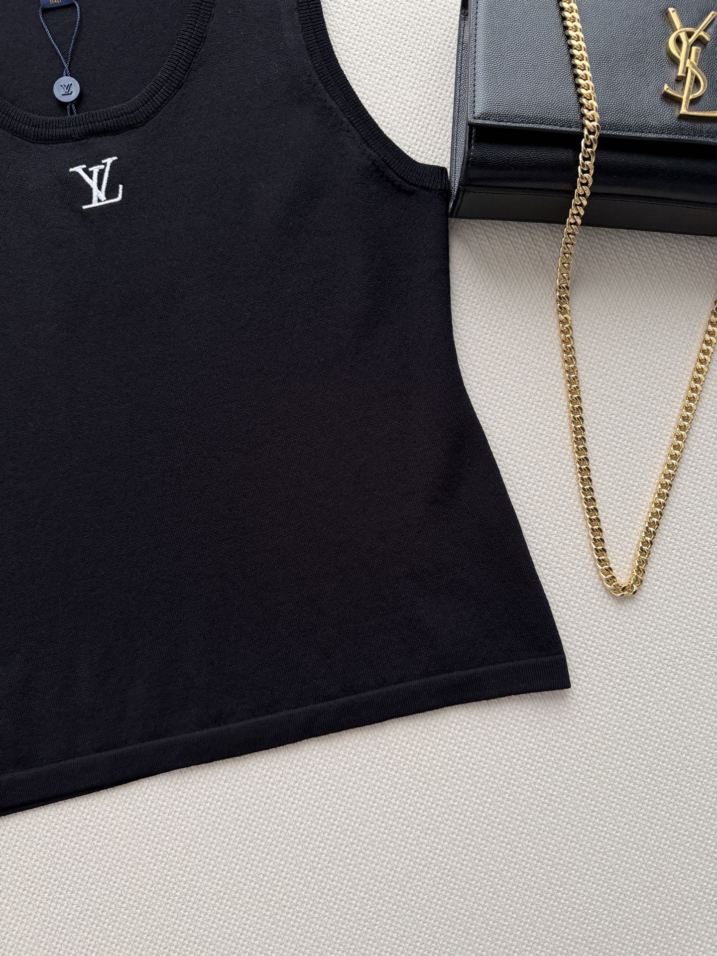 LouisVuitto*26🆕春夏新款针织U领背心🎽 品牌字母LV刺绣点缀 时髦高级百搭夏日炎炎衣橱必备