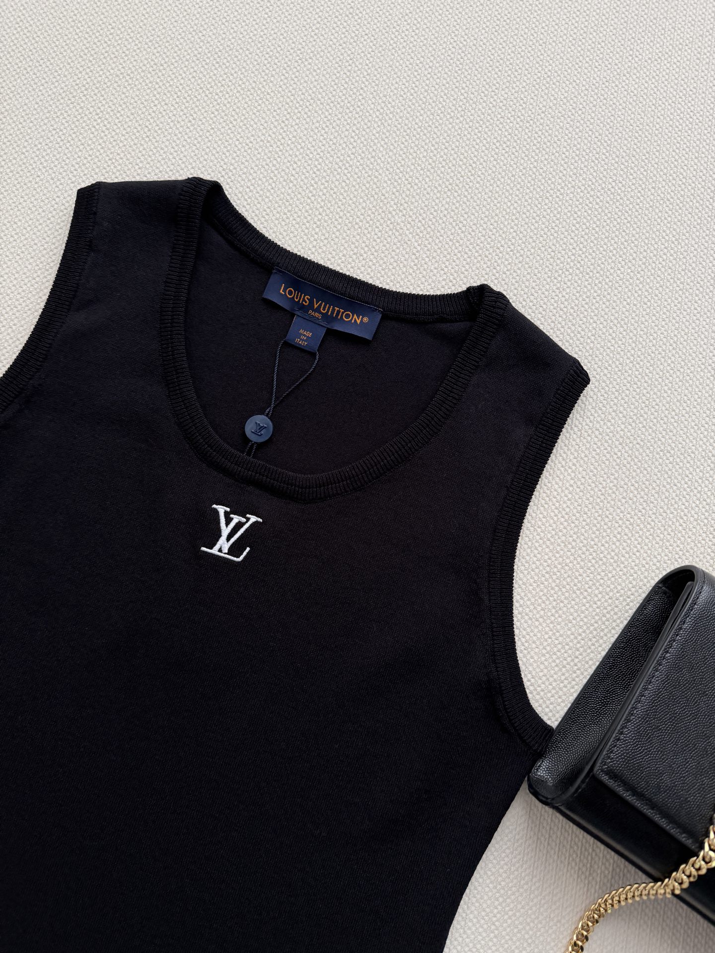 LouisVuitto*26🆕春夏新款针织U领背心🎽 品牌字母LV刺绣点缀 时髦高级百搭夏日炎炎衣橱必备