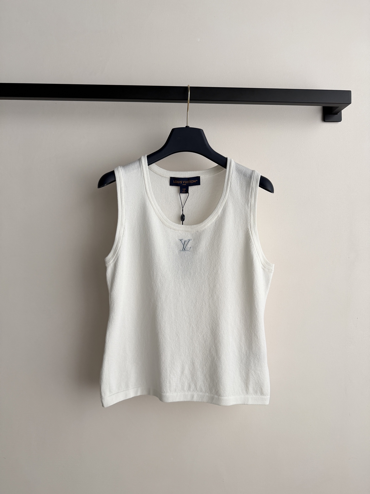 LouisVuitto*26🆕春夏新款针织U领背心🎽 品牌字母LV刺绣点缀 时髦高级百搭夏日炎炎衣橱必备