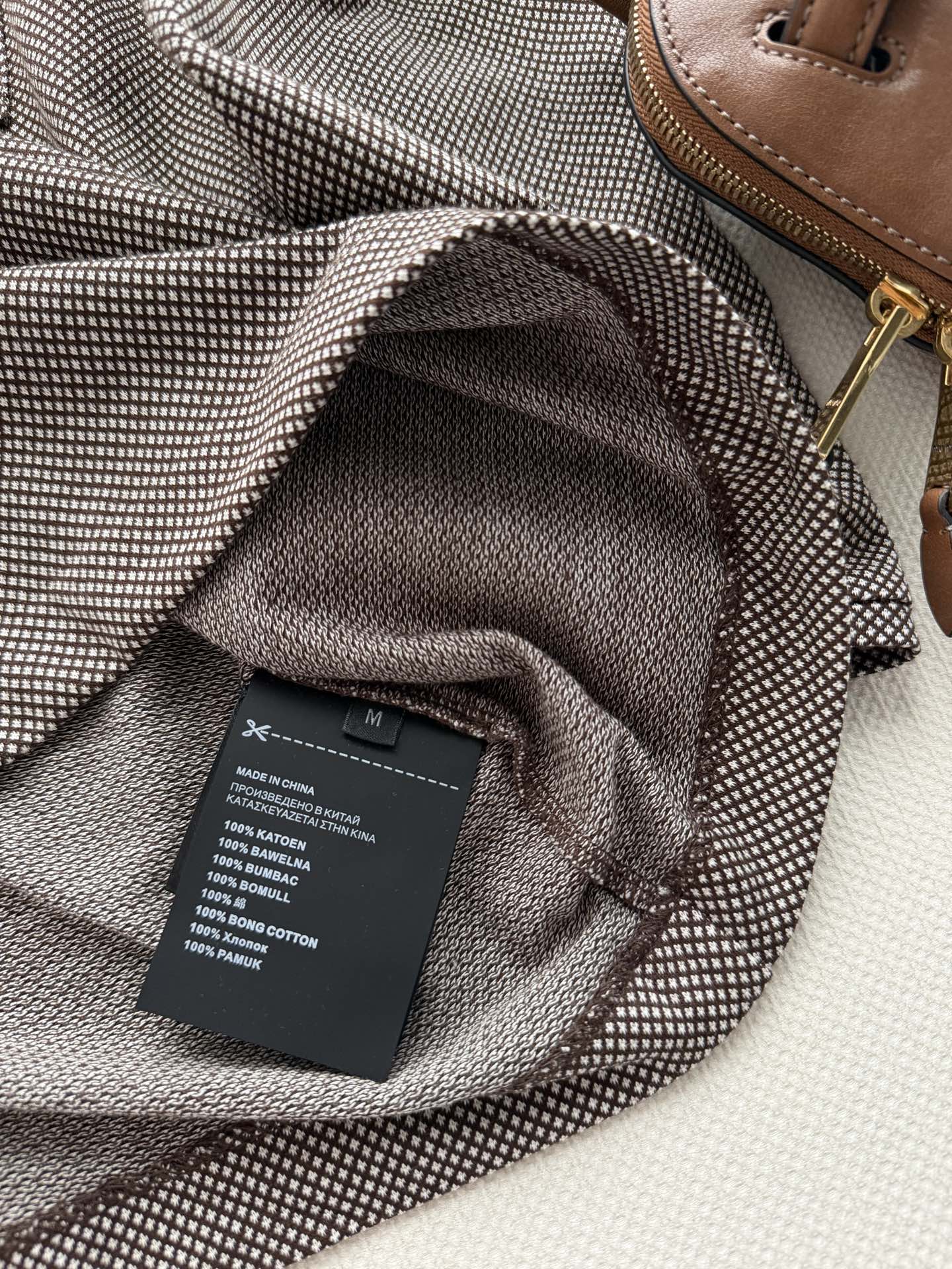 Miu Mi*🆕26夏季新品V领格纹针织长袖，简约设计+胸前小口袋有logo点缀，细节满分！针织面料柔软