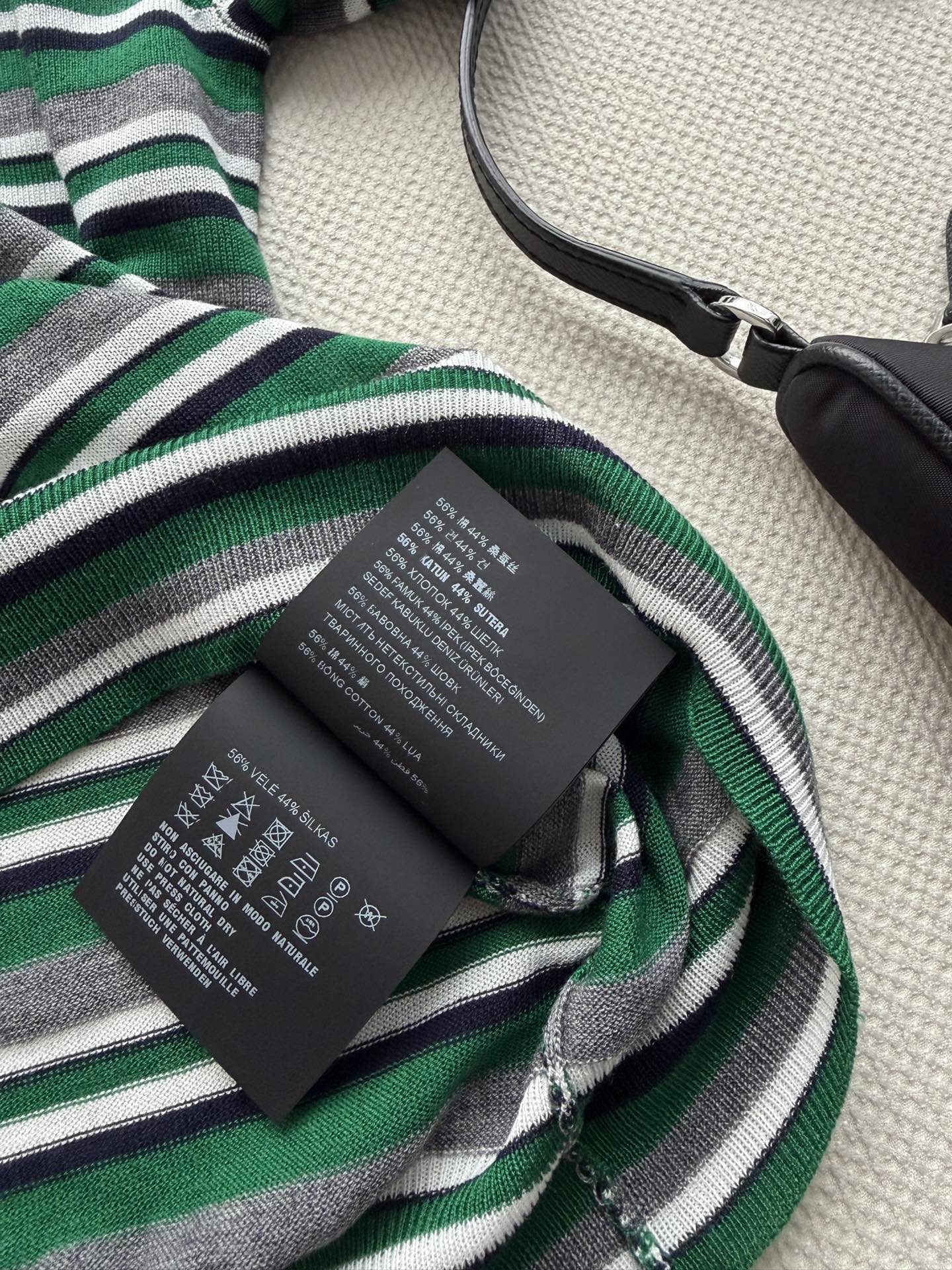 𝗣𝗿𝗮𝗱*26new🪄绿灰拼色条纹Polo短袖针织衫💚💚🌴夏天适配度超高的撞色条纹+翻领设计，复古学院风