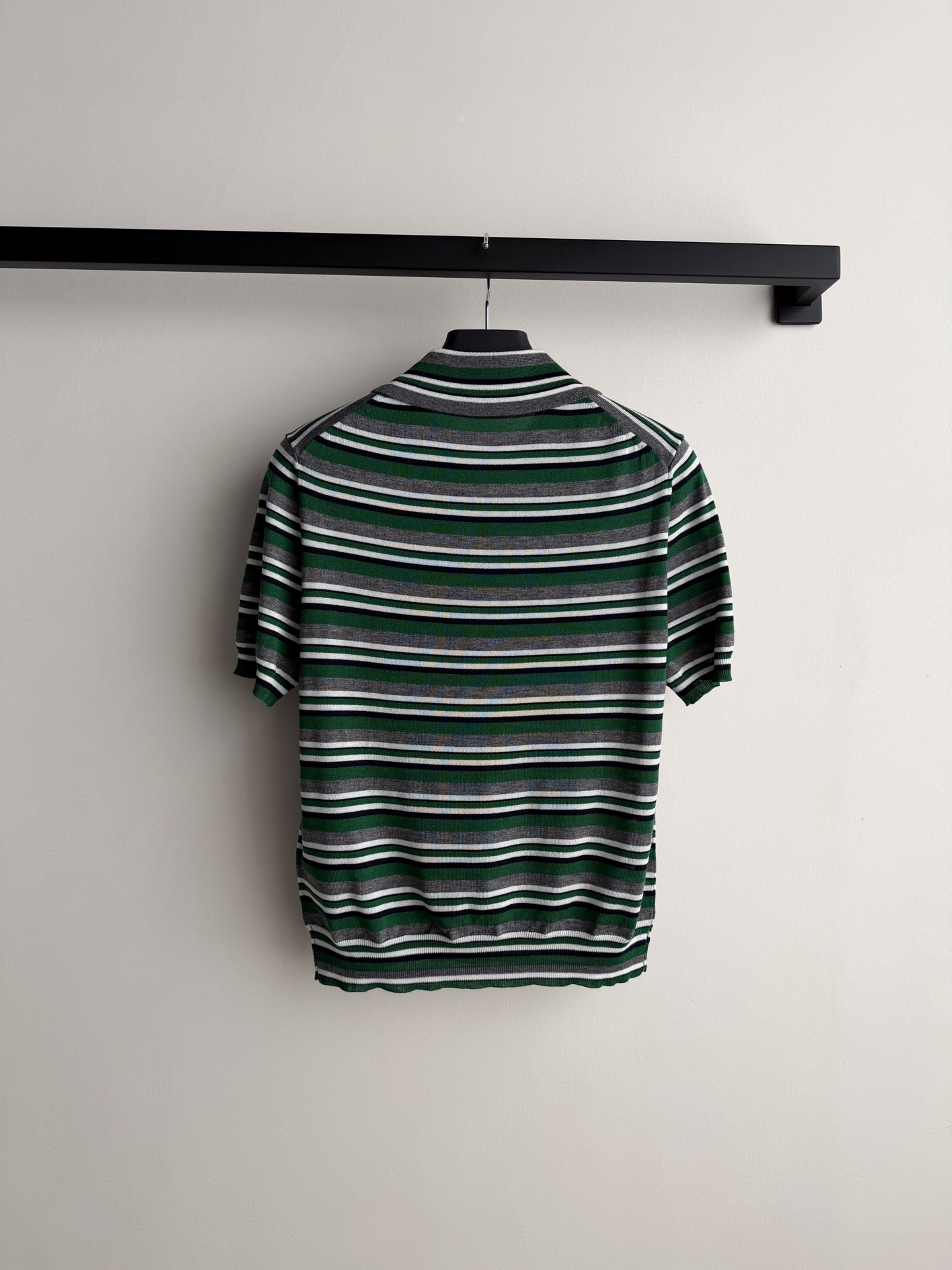 𝗣𝗿𝗮𝗱*26new🪄绿灰拼色条纹Polo短袖针织衫💚💚🌴夏天适配度超高的撞色条纹+翻领设计，复古学院风