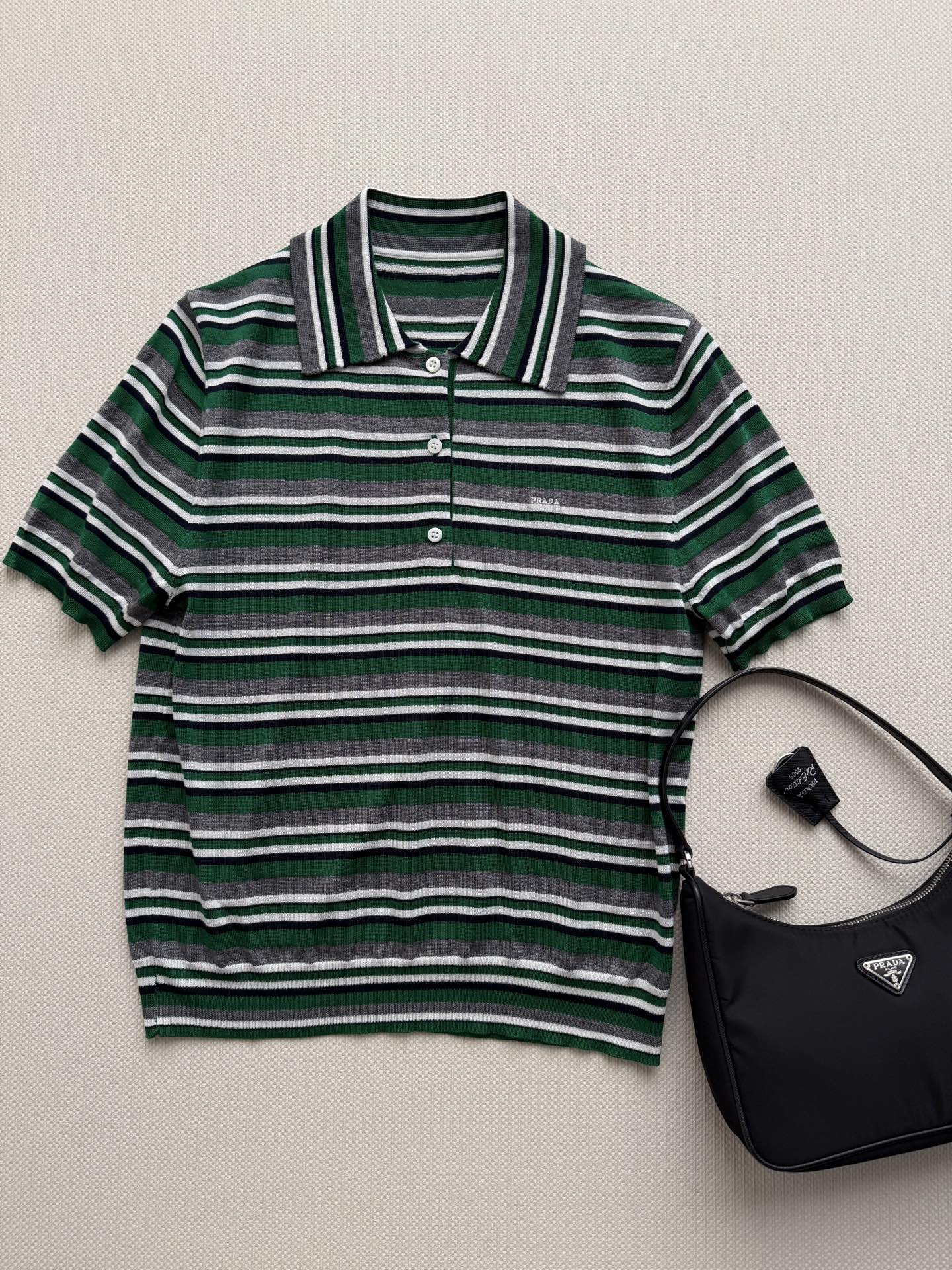 𝗣𝗿𝗮𝗱*26new🪄绿灰拼色条纹Polo短袖针织衫💚💚🌴夏天适配度超高的撞色条纹+翻领设计，复古学院风