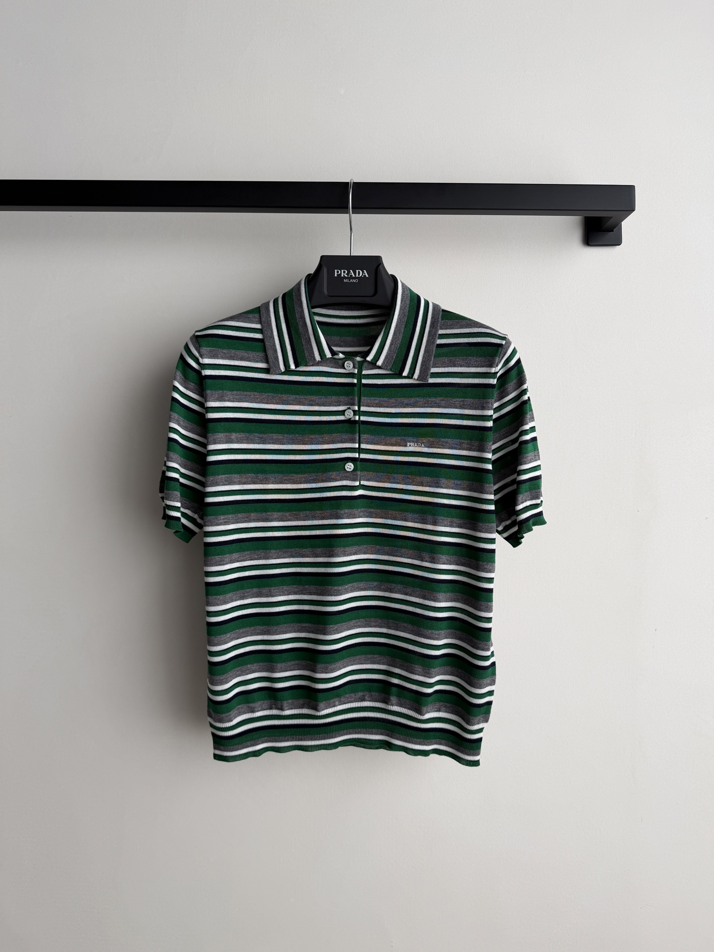 𝗣𝗿𝗮𝗱*26new🪄绿灰拼色条纹Polo短袖针织衫💚💚🌴夏天适配度超高的撞色条纹+翻领设计，复古学院风
