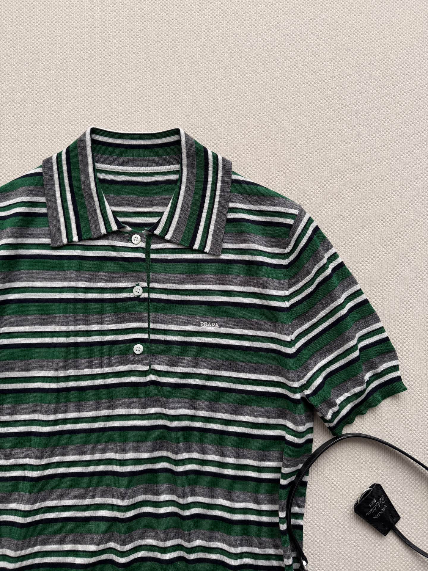 𝗣𝗿𝗮𝗱*26new🪄绿灰拼色条纹Polo短袖针织衫💚💚🌴夏天适配度超高的撞色条纹+翻领设计，复古学院风