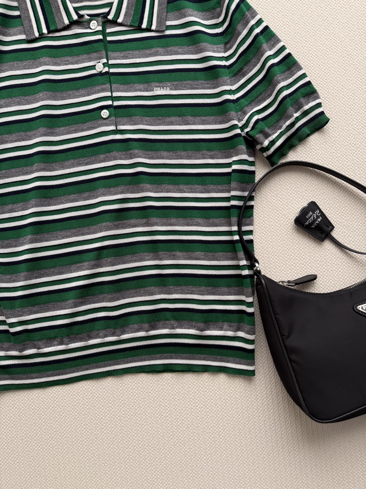 𝗣𝗿𝗮𝗱*26new🪄绿灰拼色条纹Polo短袖针织衫💚💚🌴夏天适配度超高的撞色条纹+翻领设计，复古学院风