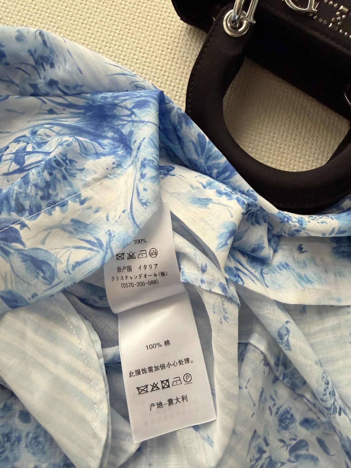 Dio*🆕2026春夏青花瓷印花百褶半裙，蓝白渐变设计灵感源自青花瓷，东方韵味与现代时尚完美融合✨。轻盈