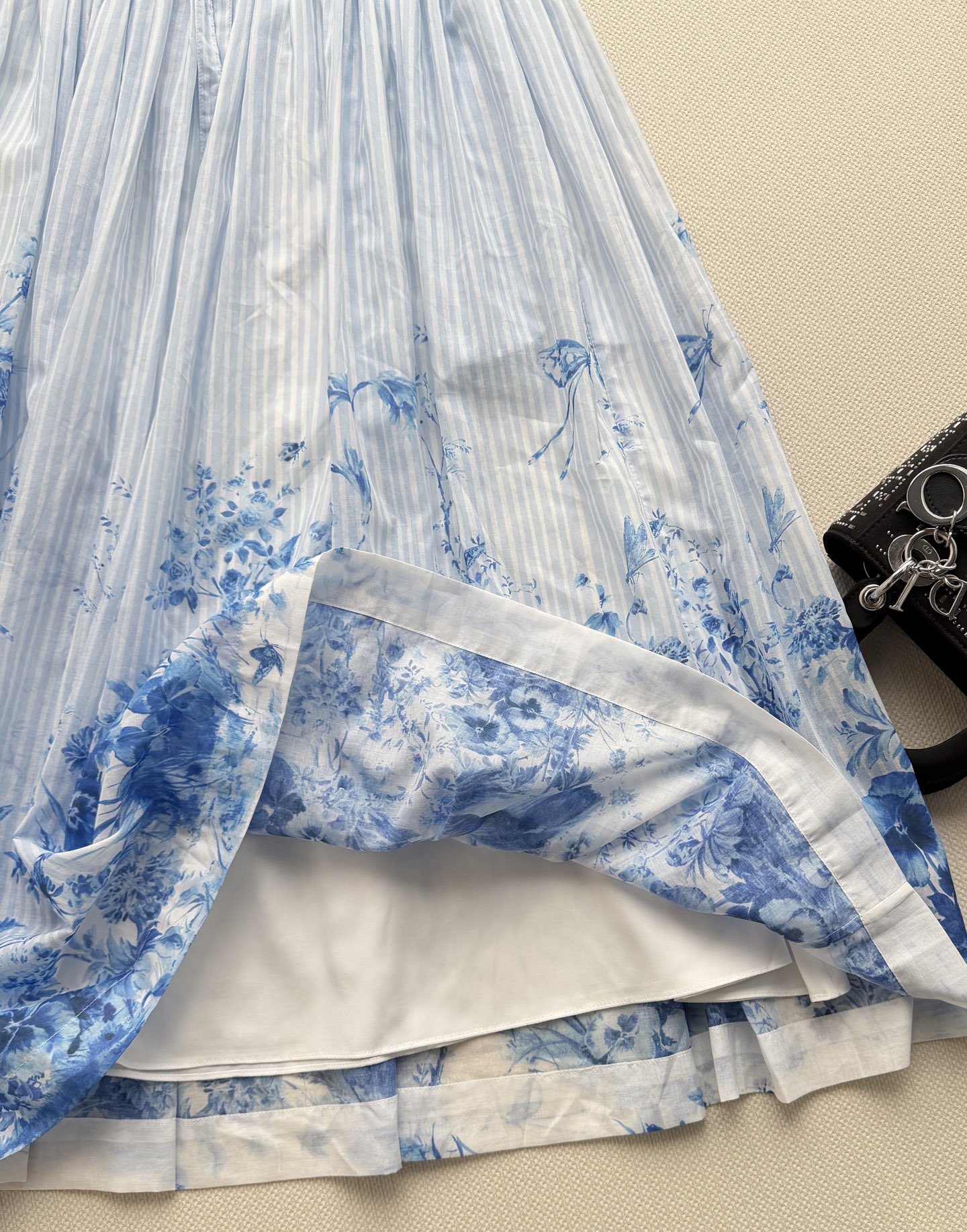 Dio*🆕2026春夏青花瓷印花百褶半裙，蓝白渐变设计灵感源自青花瓷，东方韵味与现代时尚完美融合✨。轻盈