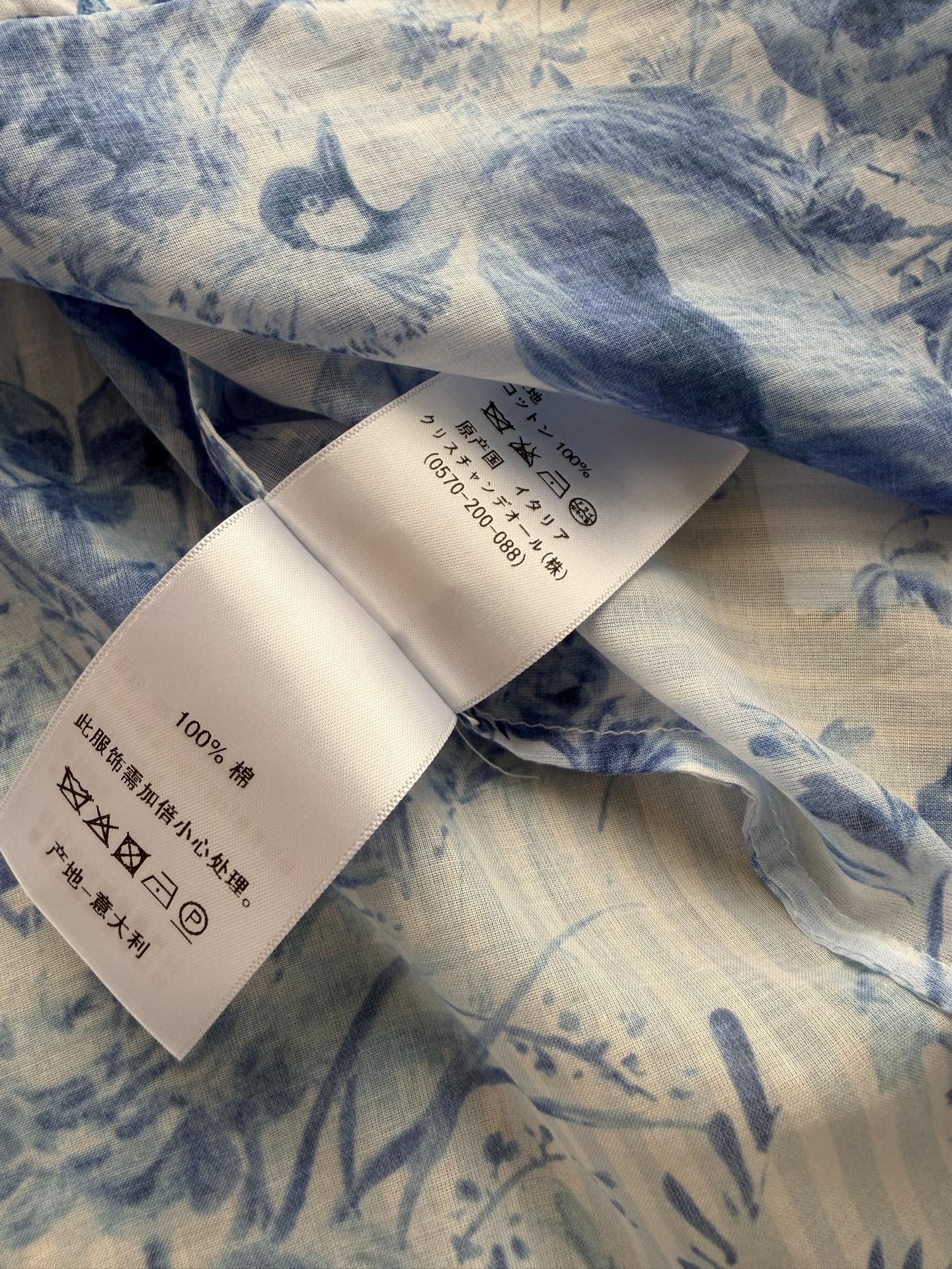 Dio*🆕2026春夏系列青花瓷印花衬衫，轻盈材质，蓝白渐变青花瓷图案，东方韵味满满✨。宽松长袖+不规则