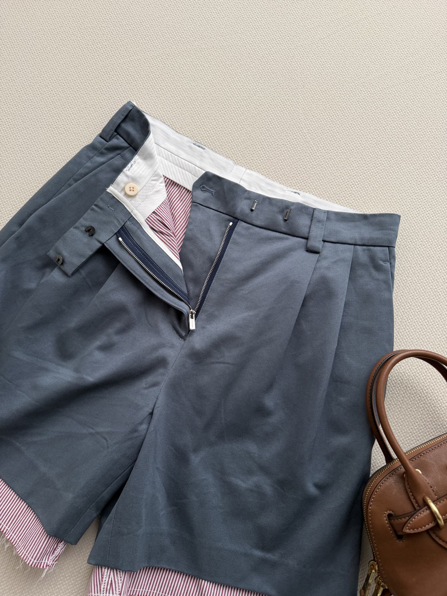 miumi*🆕这款斜纹棉布百慕大短裤以府绸细节和独特的毛边剪裁为特色，成为Miu制服的标志性符号ＳＭＬ.
