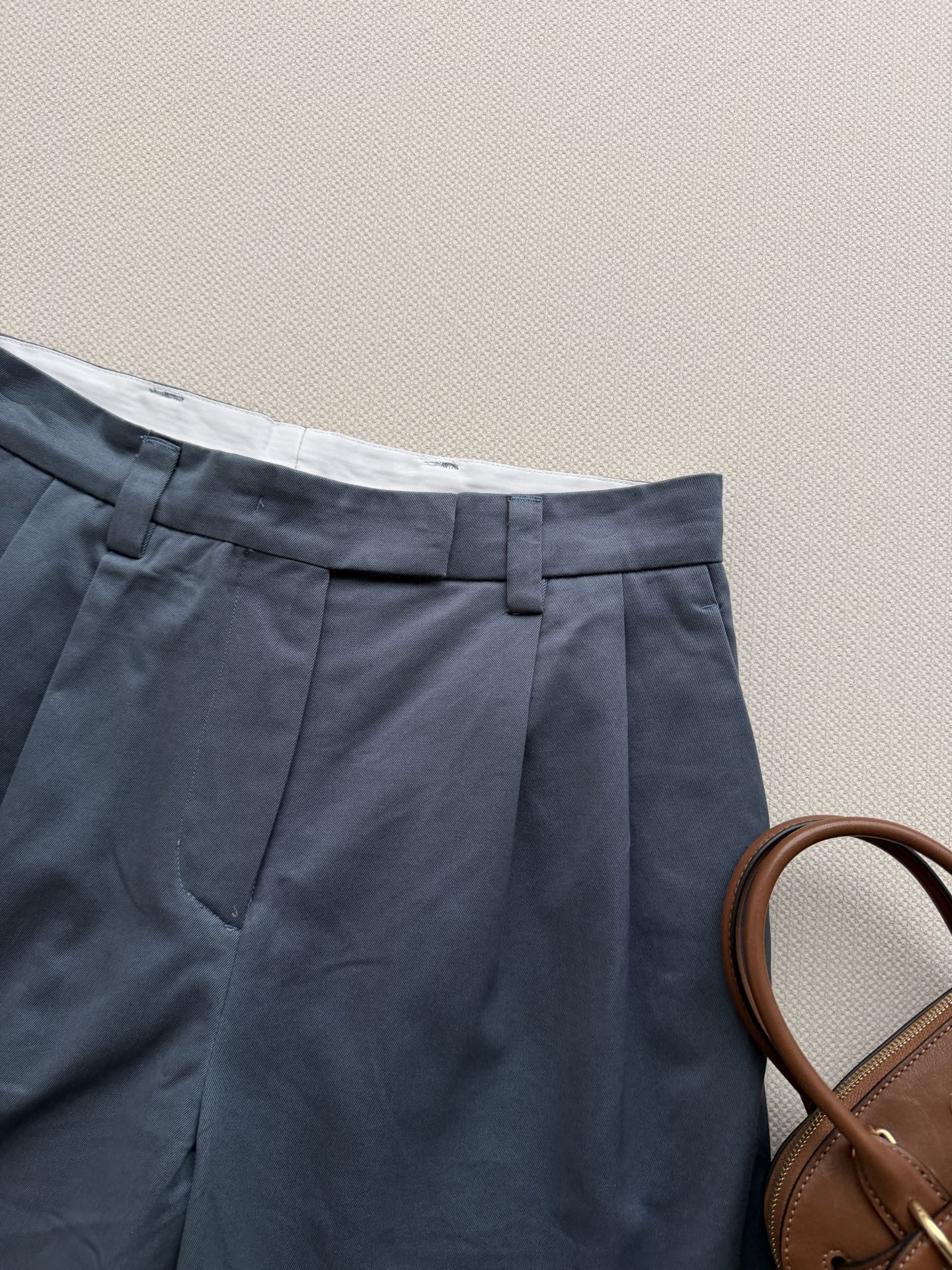 miumi*🆕这款斜纹棉布百慕大短裤以府绸细节和独特的毛边剪裁为特色，成为Miu制服的标志性符号ＳＭＬ.