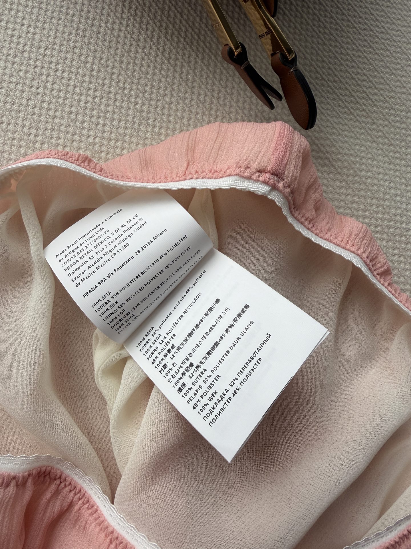 miumi*🆕这款轻盈半身裙采用两种色调的透明真丝叠层面料，重Miu典藏档案中的经典款式。内层乔其纱衣片