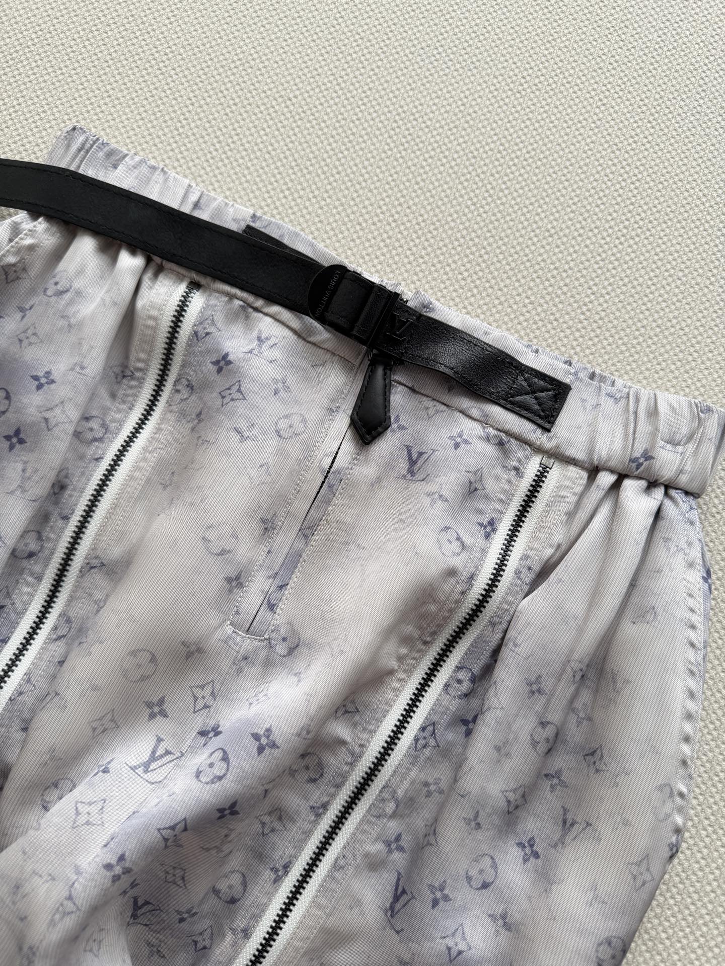 LouisVuitto*🆕新款真丝裤，采用不规则染色设计，白底配淡紫花纹，清新自然超有春夏氛围感！面料柔