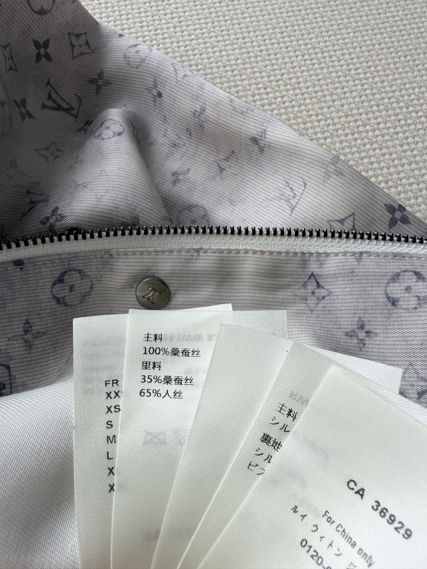 LouisVuitto*🆕新款真丝外套，采用不规则染色设计，白底配淡紫花纹，清新自然超有春夏氛围感！面料