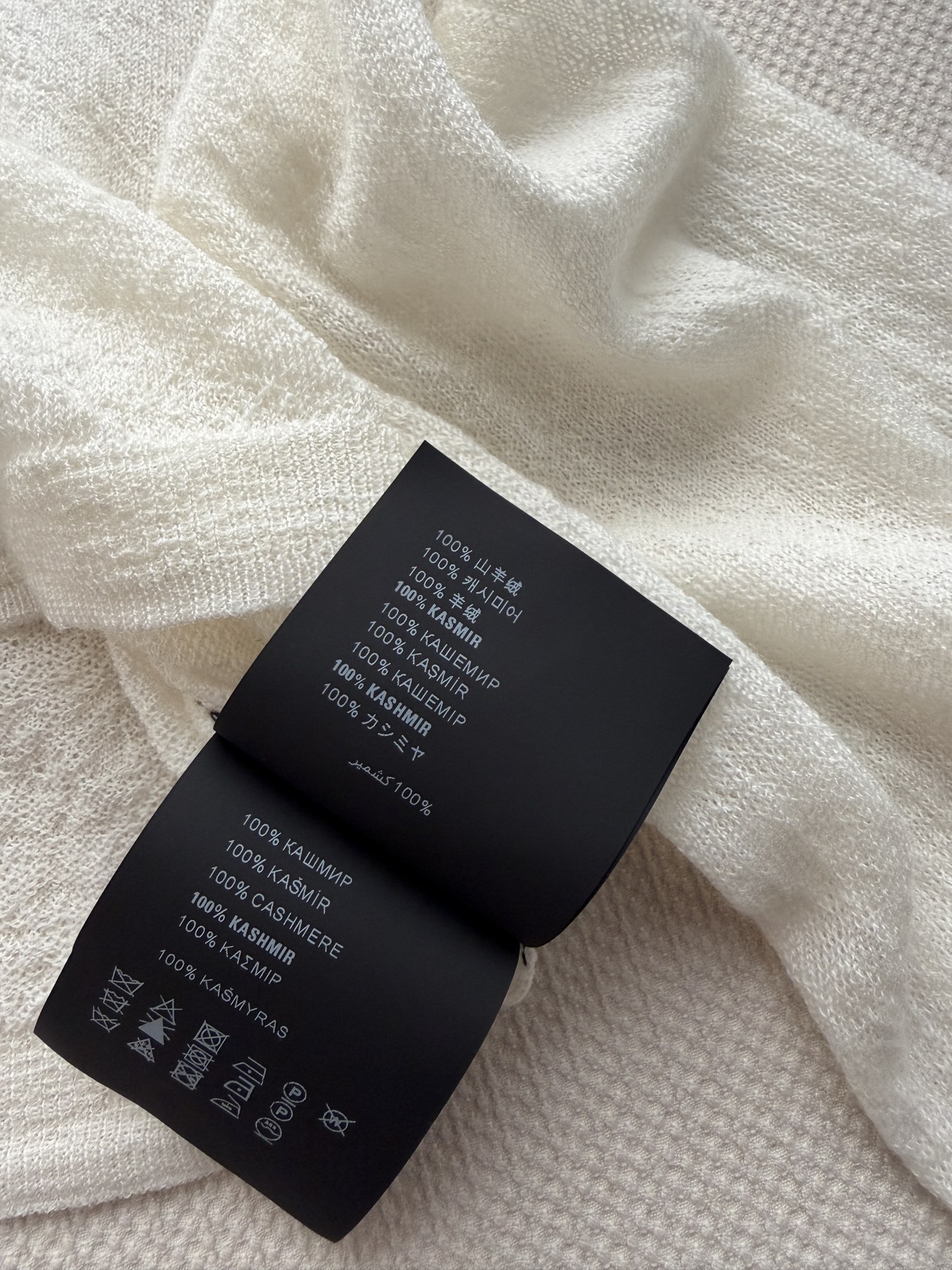 Prad*🆕奶白调POLO领短款针织衫 自带轻氧松弛感 软糯亲肤的针织面料，搭配利落小翻领 短款高腰剪裁