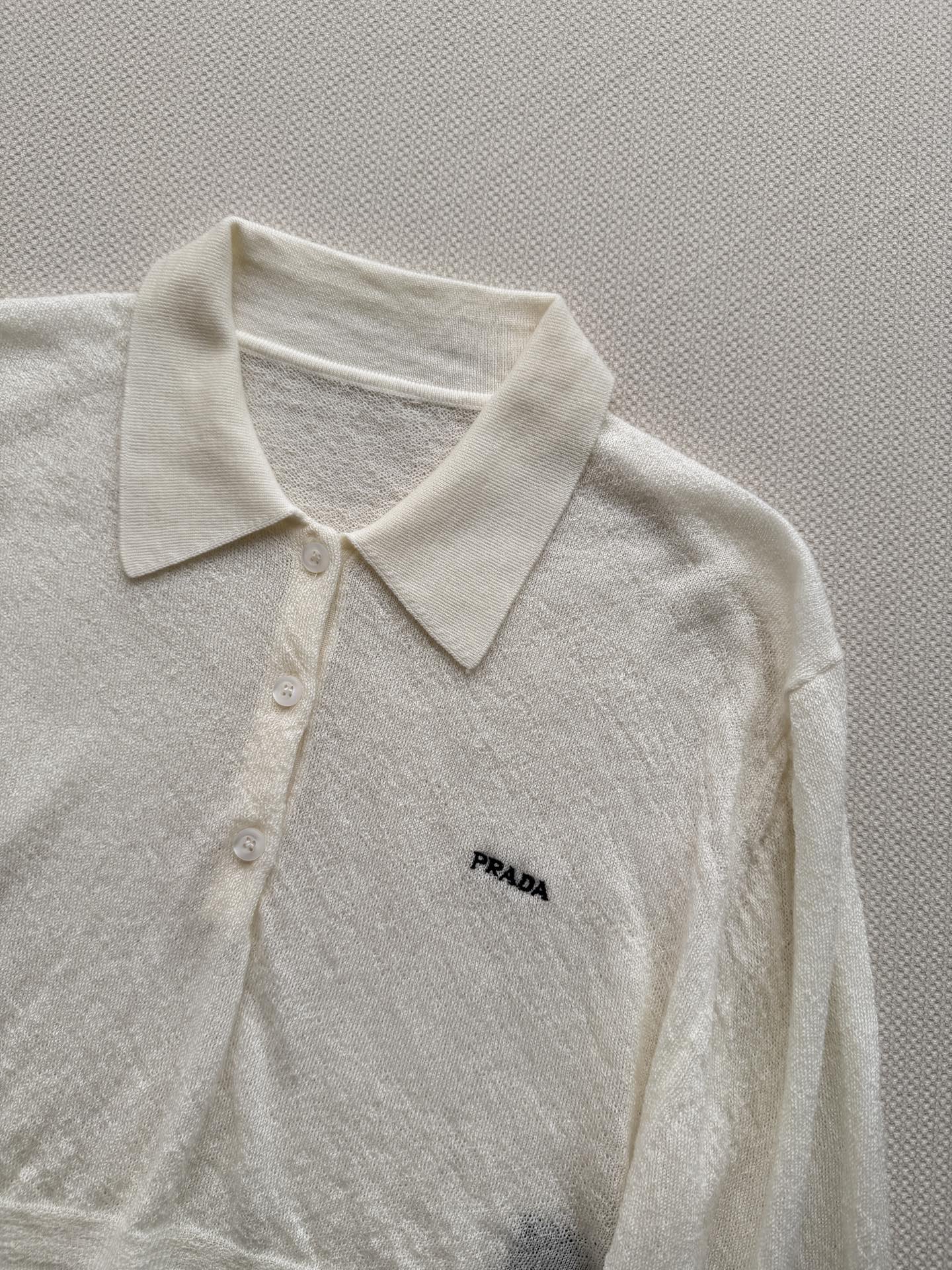 Prad*🆕奶白调POLO领短款针织衫 自带轻氧松弛感 软糯亲肤的针织面料，搭配利落小翻领 短款高腰剪裁
