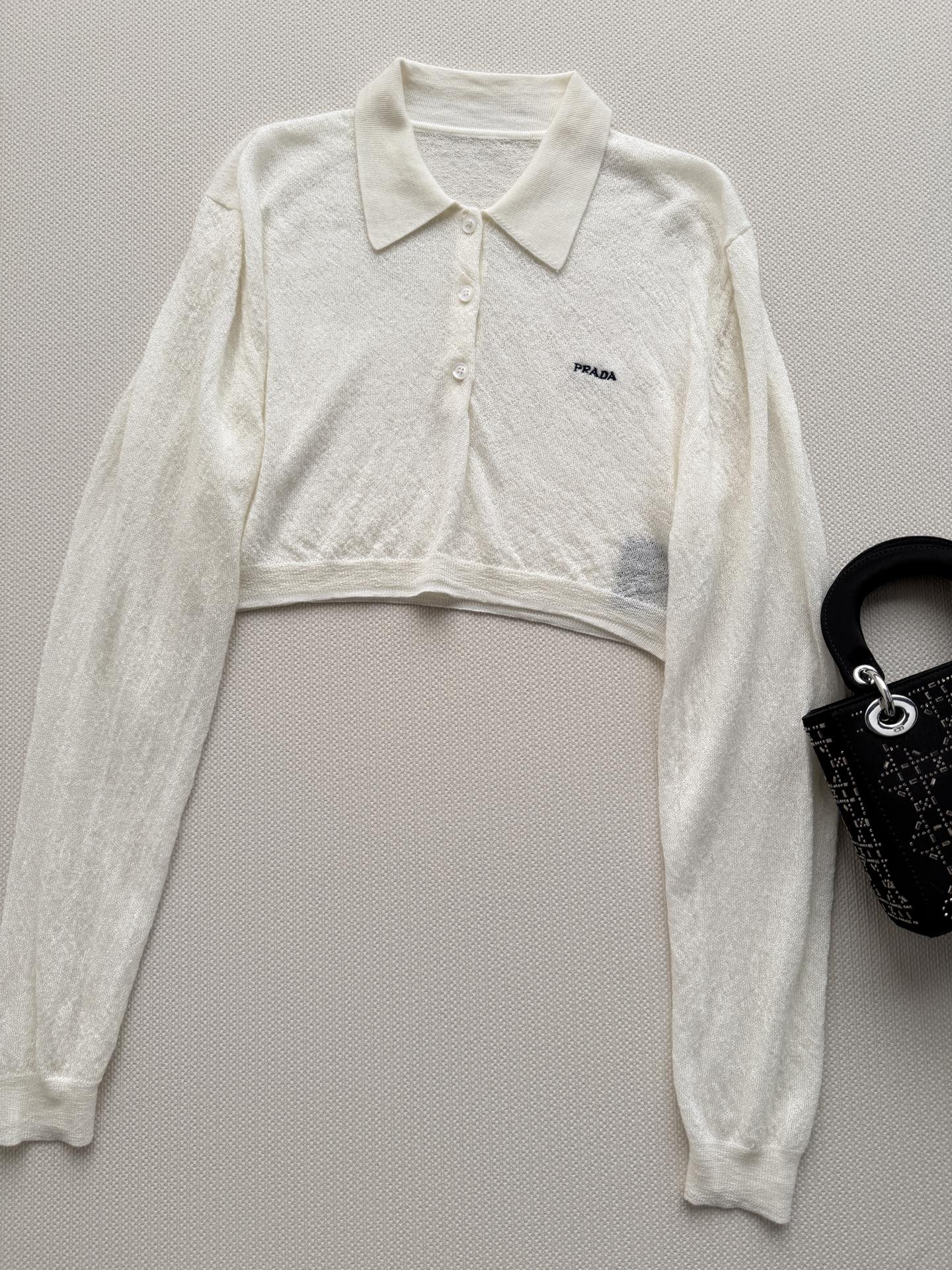 Prad*🆕奶白调POLO领短款针织衫 自带轻氧松弛感 软糯亲肤的针织面料，搭配利落小翻领 短款高腰剪裁