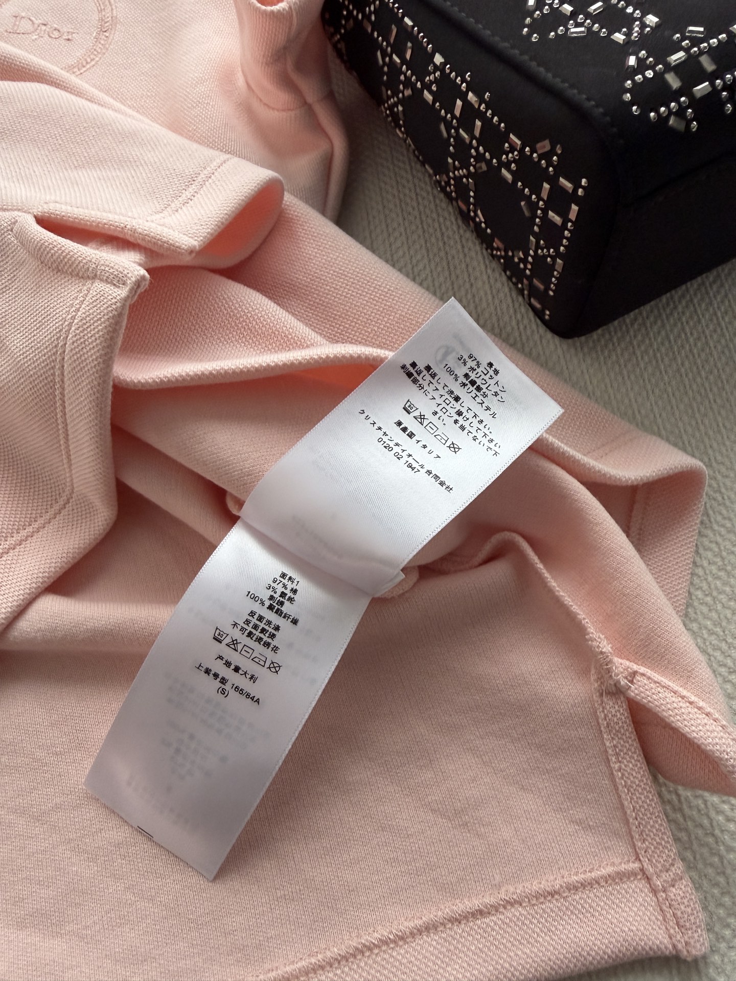 Dio*🆕这款 Polo 衫突显同色调 Dior Médaillon 标志刺绣，呼应 Dior 沙龙十八