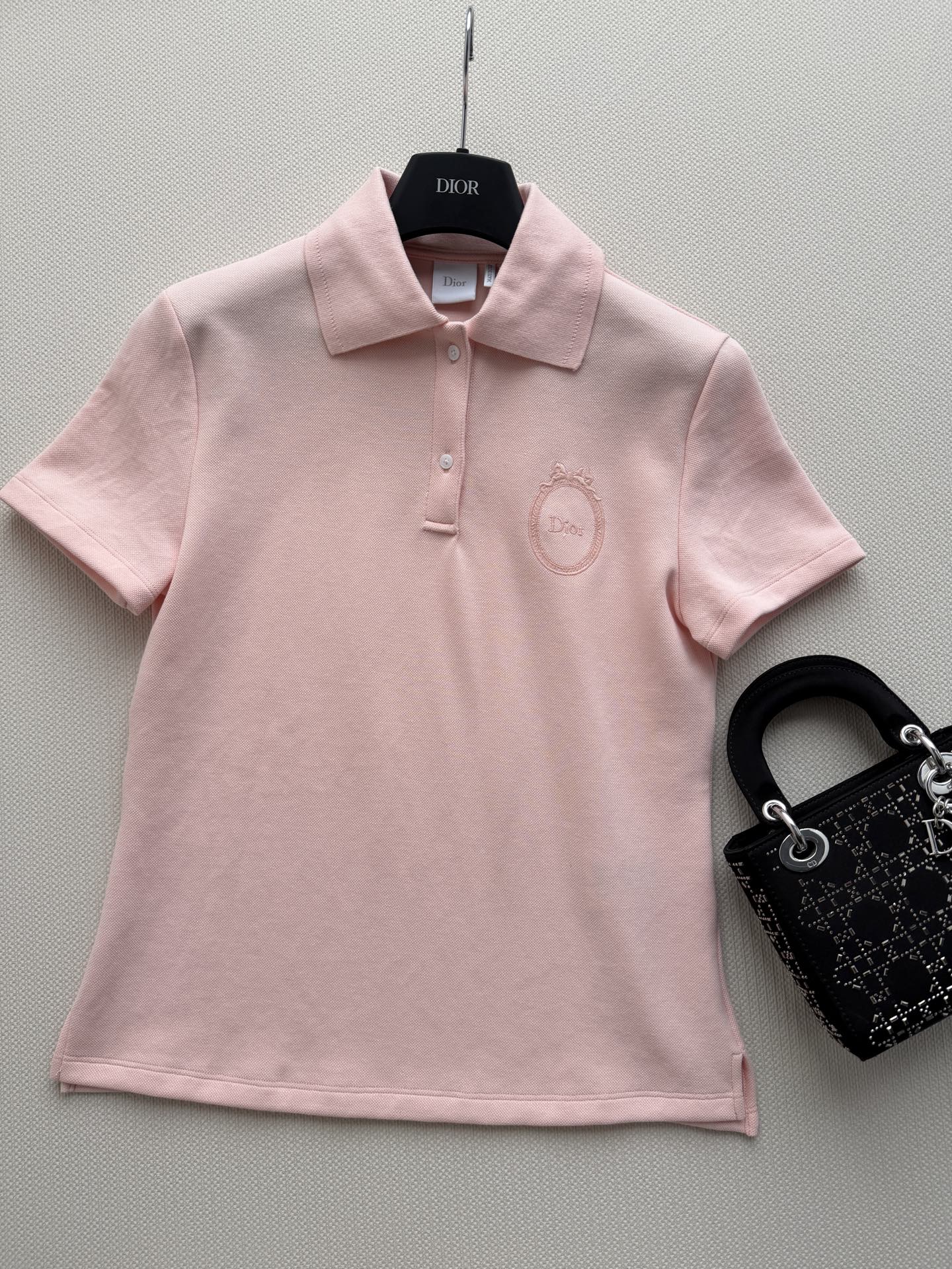 Dio*🆕这款 Polo 衫突显同色调 Dior Médaillon 标志刺绣，呼应 Dior 沙龙十八