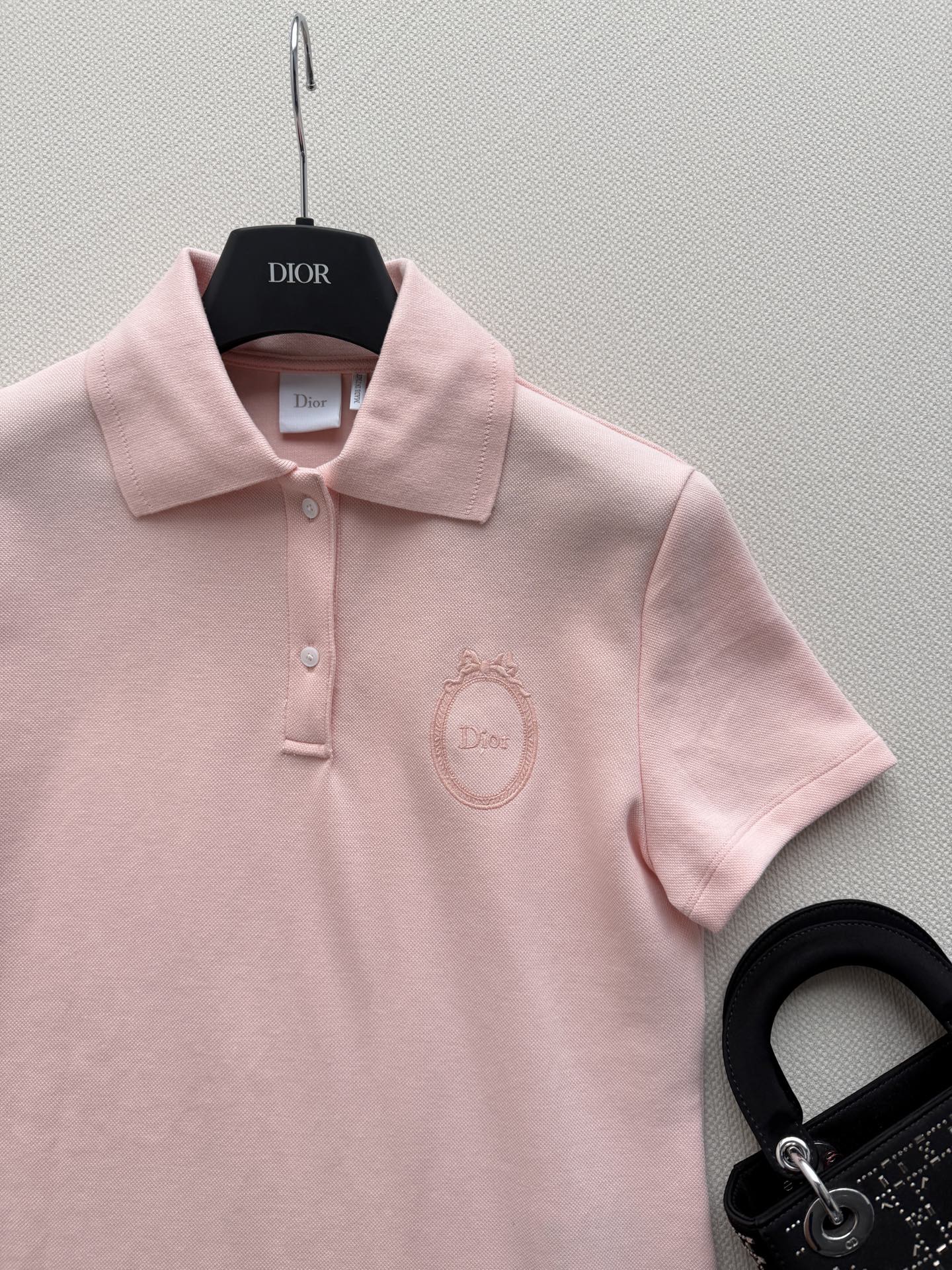 Dio*🆕这款 Polo 衫突显同色调 Dior Médaillon 标志刺绣，呼应 Dior 沙龙十八