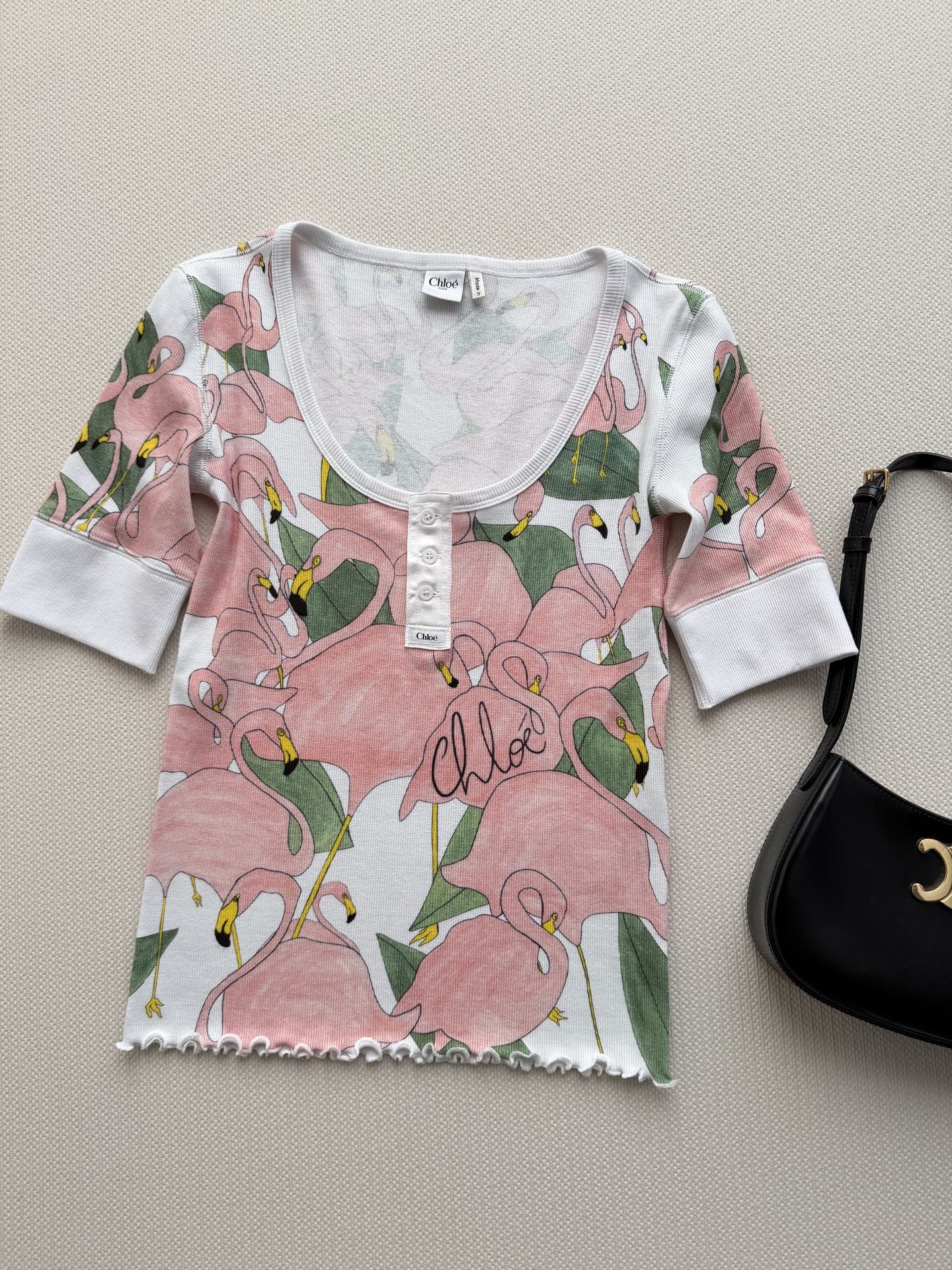 Chloé 26U系列火烈鸟印花T恤，轻薄透气面料，夏天穿超舒服！粉色火烈鸟+绿色叶片，活力又浪漫，白色