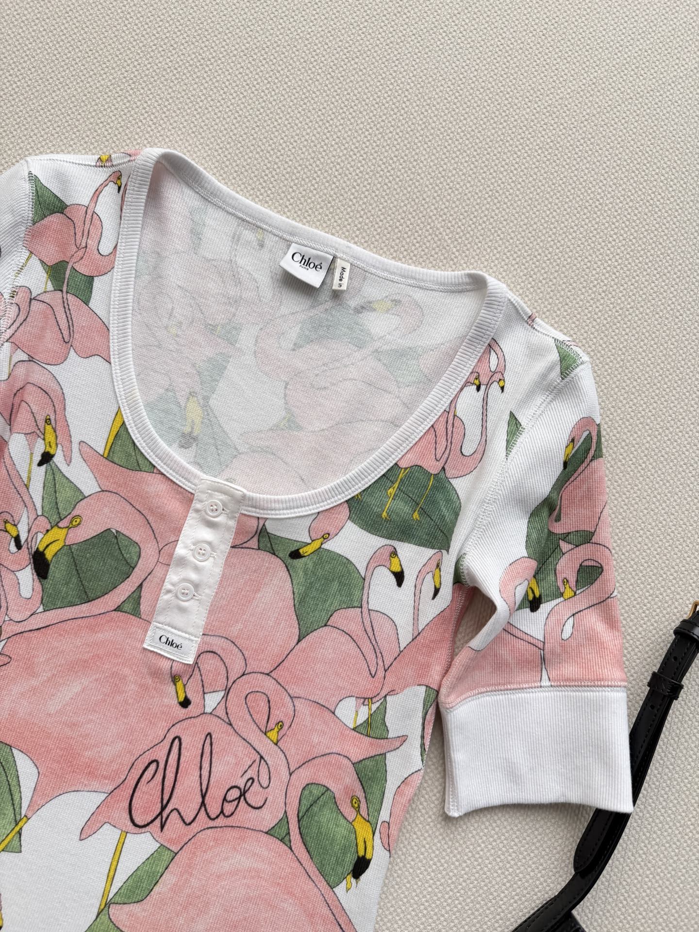 Chloé 26U系列火烈鸟印花T恤，轻薄透气面料，夏天穿超舒服！粉色火烈鸟+绿色叶片，活力又浪漫，白色