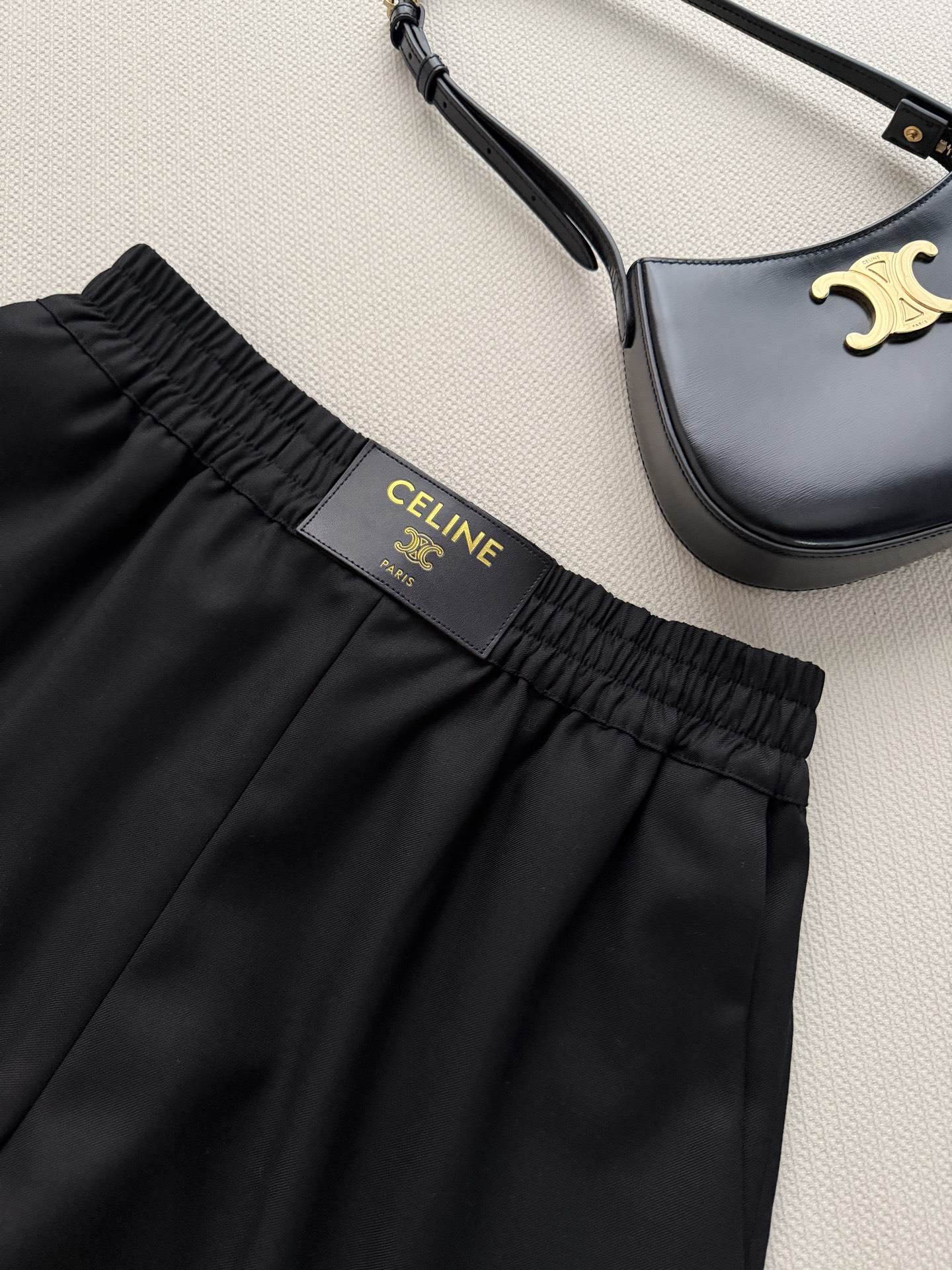 Celin*🆕这款黑色短裤，简约大气，腰部皮牌印有品牌标志，辨识度超高✨。轻薄透气面料，夏天穿超舒服，宽