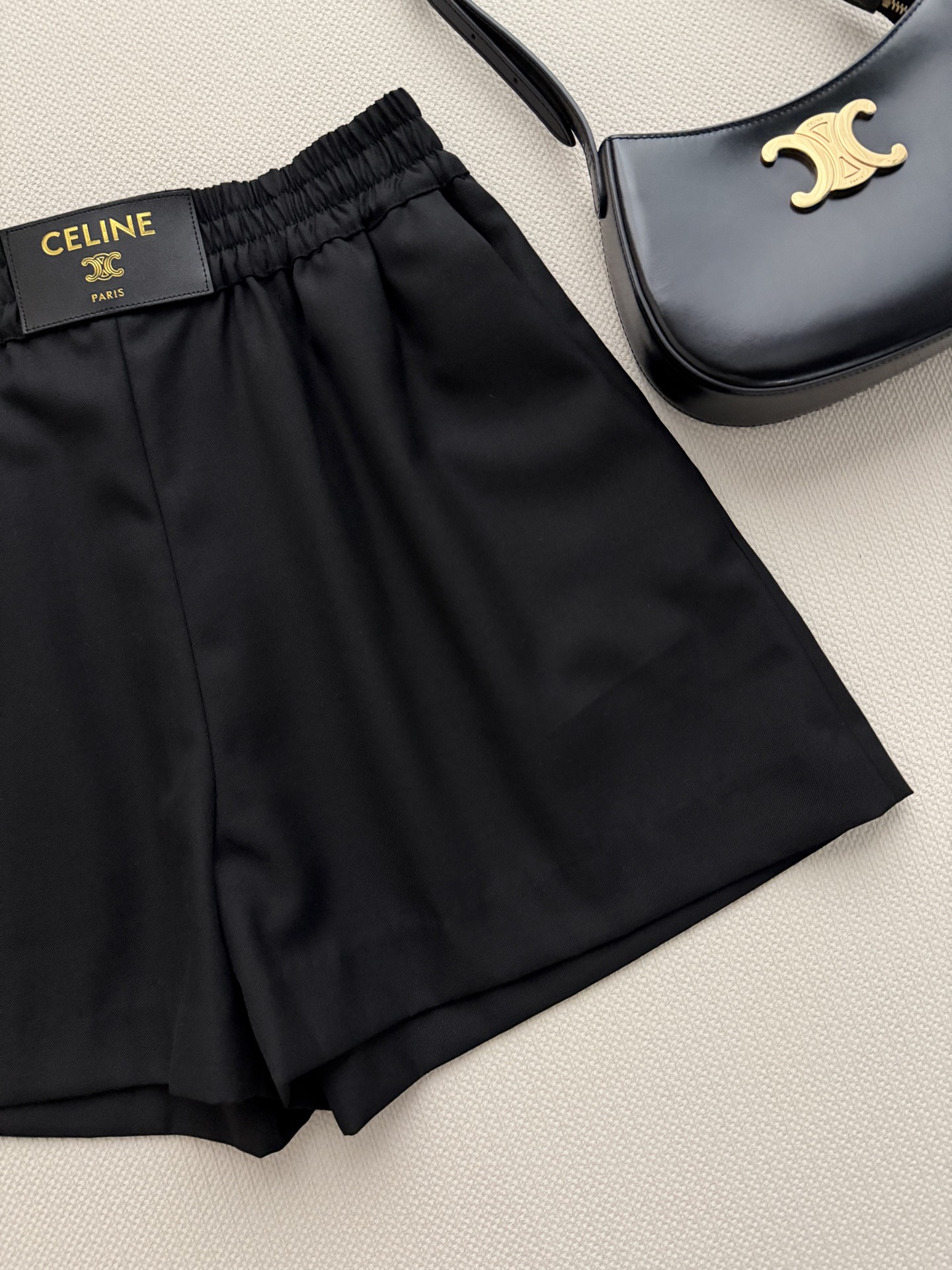 Celin*🆕这款黑色短裤，简约大气，腰部皮牌印有品牌标志，辨识度超高✨。轻薄透气面料，夏天穿超舒服，宽