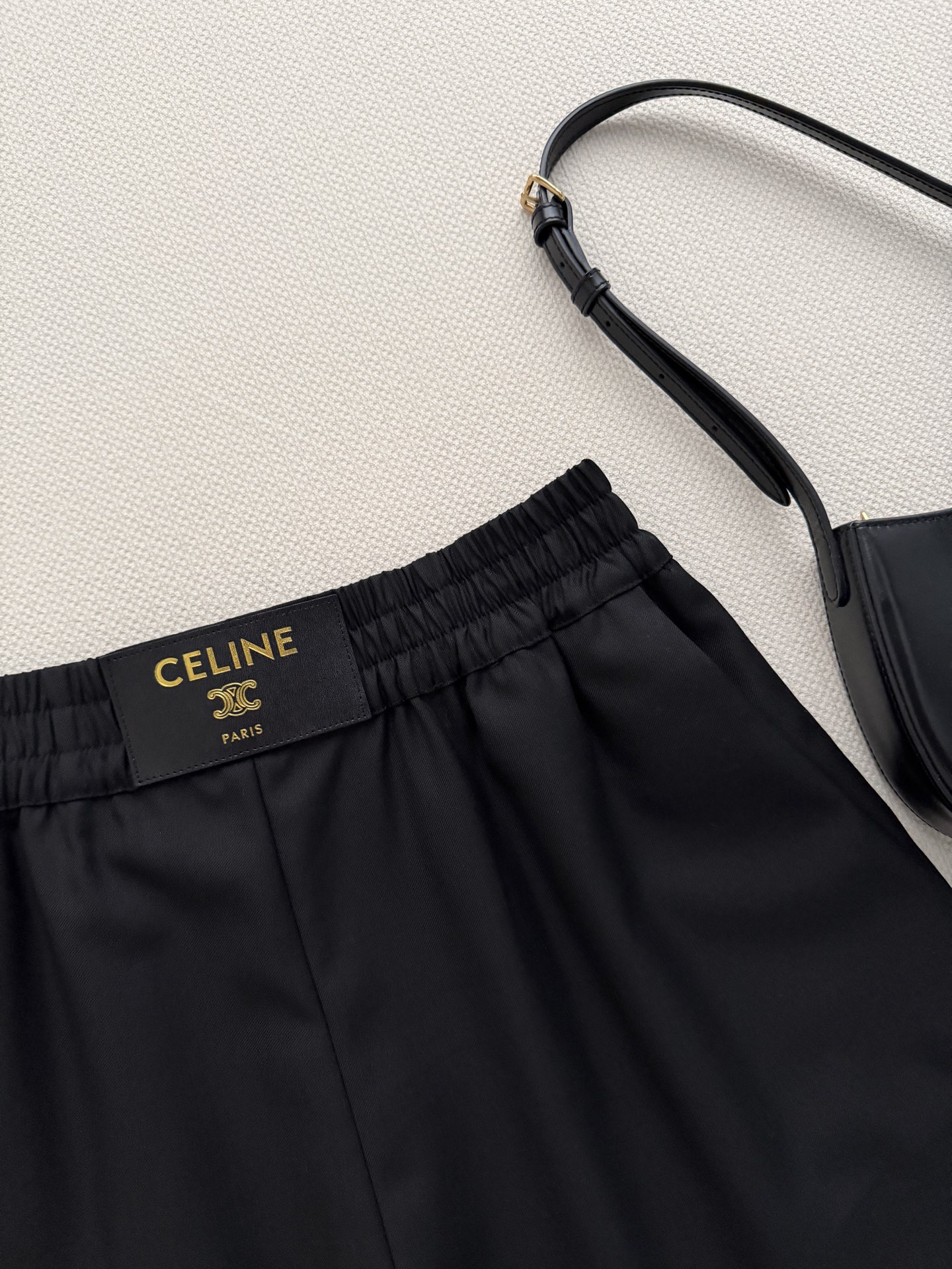Celin*🆕这款黑色短裤，简约大气，腰部皮牌印有品牌标志，辨识度超高✨。轻薄透气面料，夏天穿超舒服，宽
