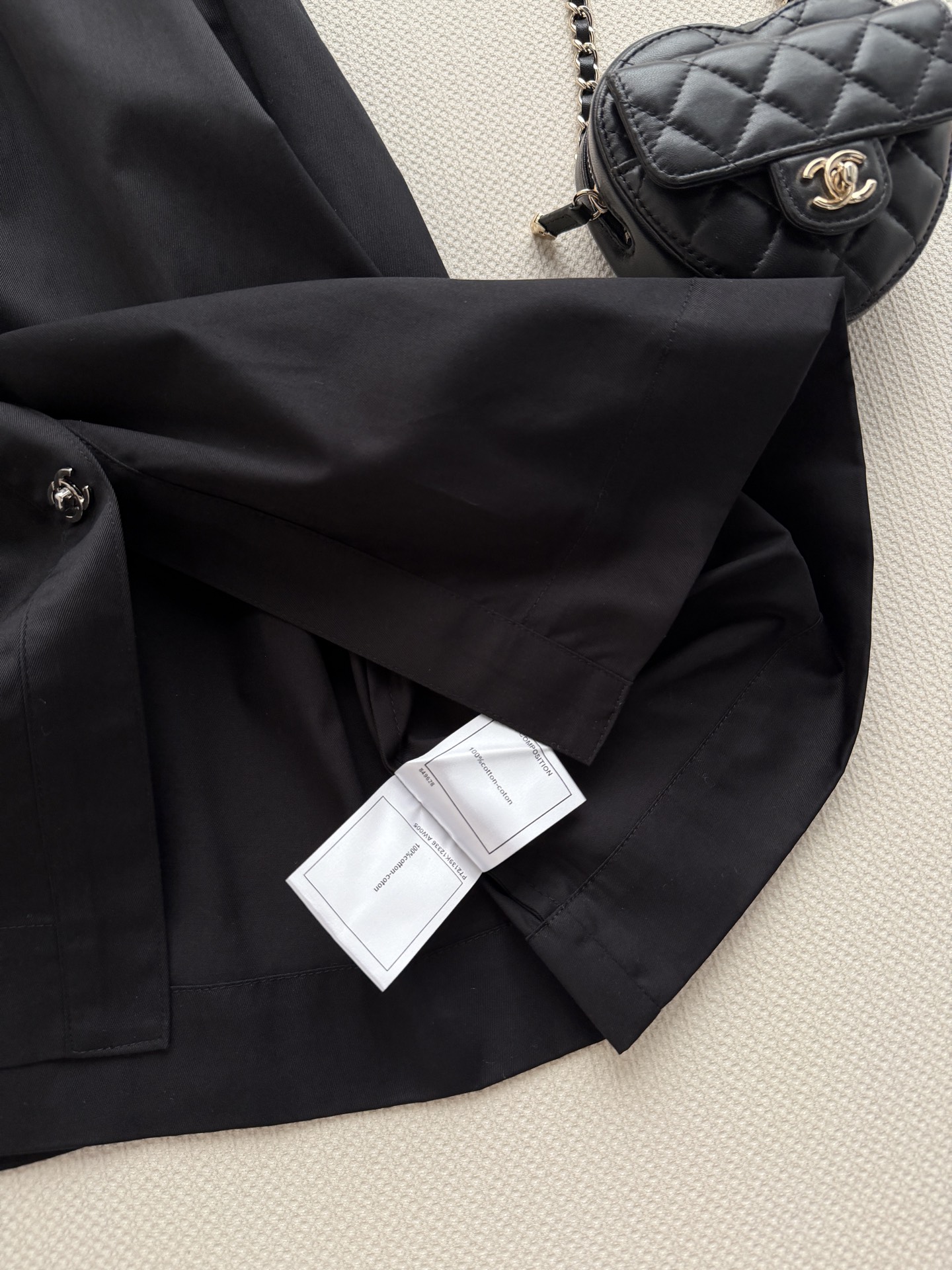 Chane*🆕新款连衣裙👗这款黑色短袖连衣裙，简约大方，轻薄透气面料超适合夏天！小圆领+正面纽扣，细节感