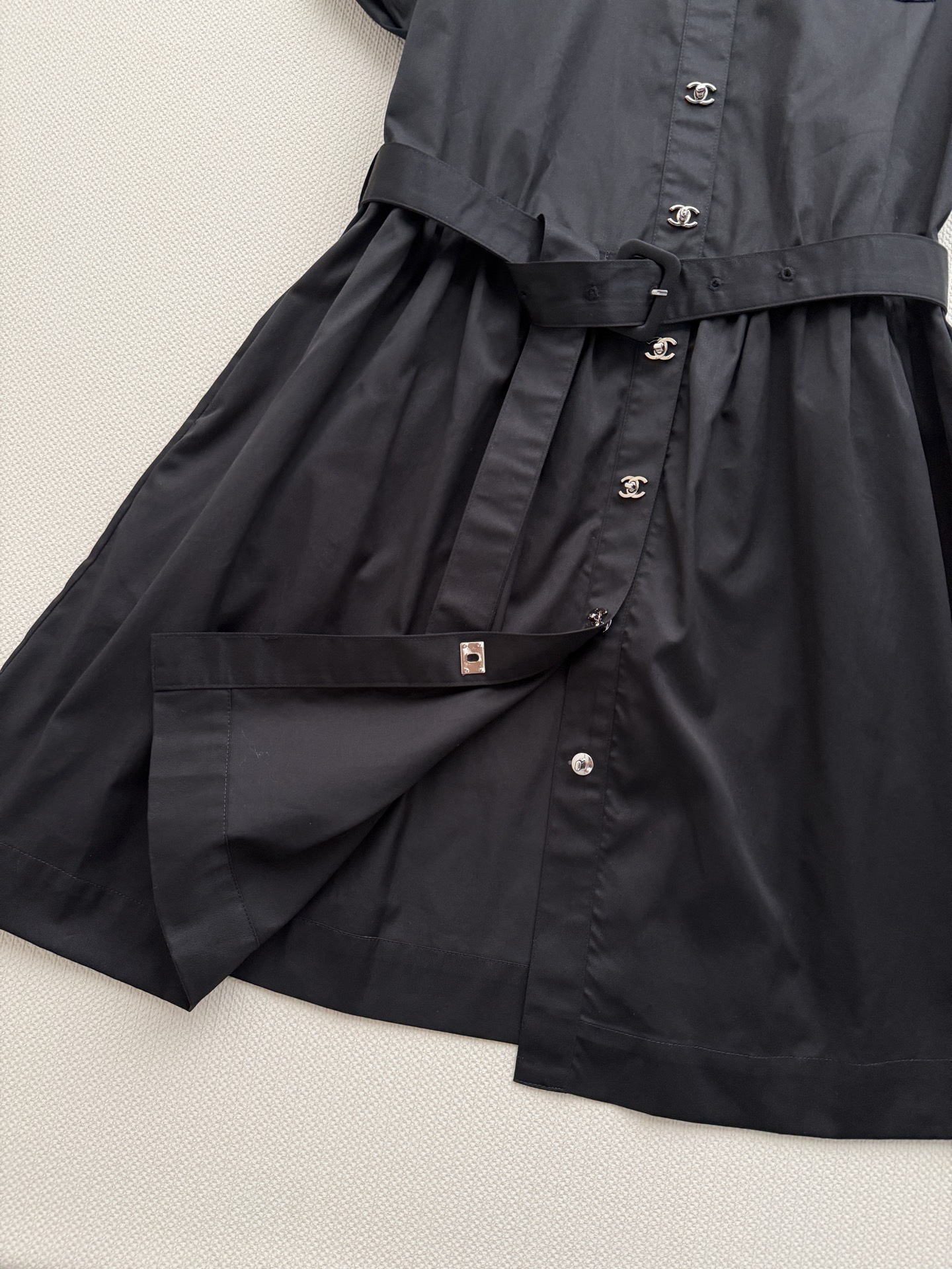 Chane*🆕新款连衣裙👗这款黑色短袖连衣裙，简约大方，轻薄透气面料超适合夏天！小圆领+正面纽扣，细节感