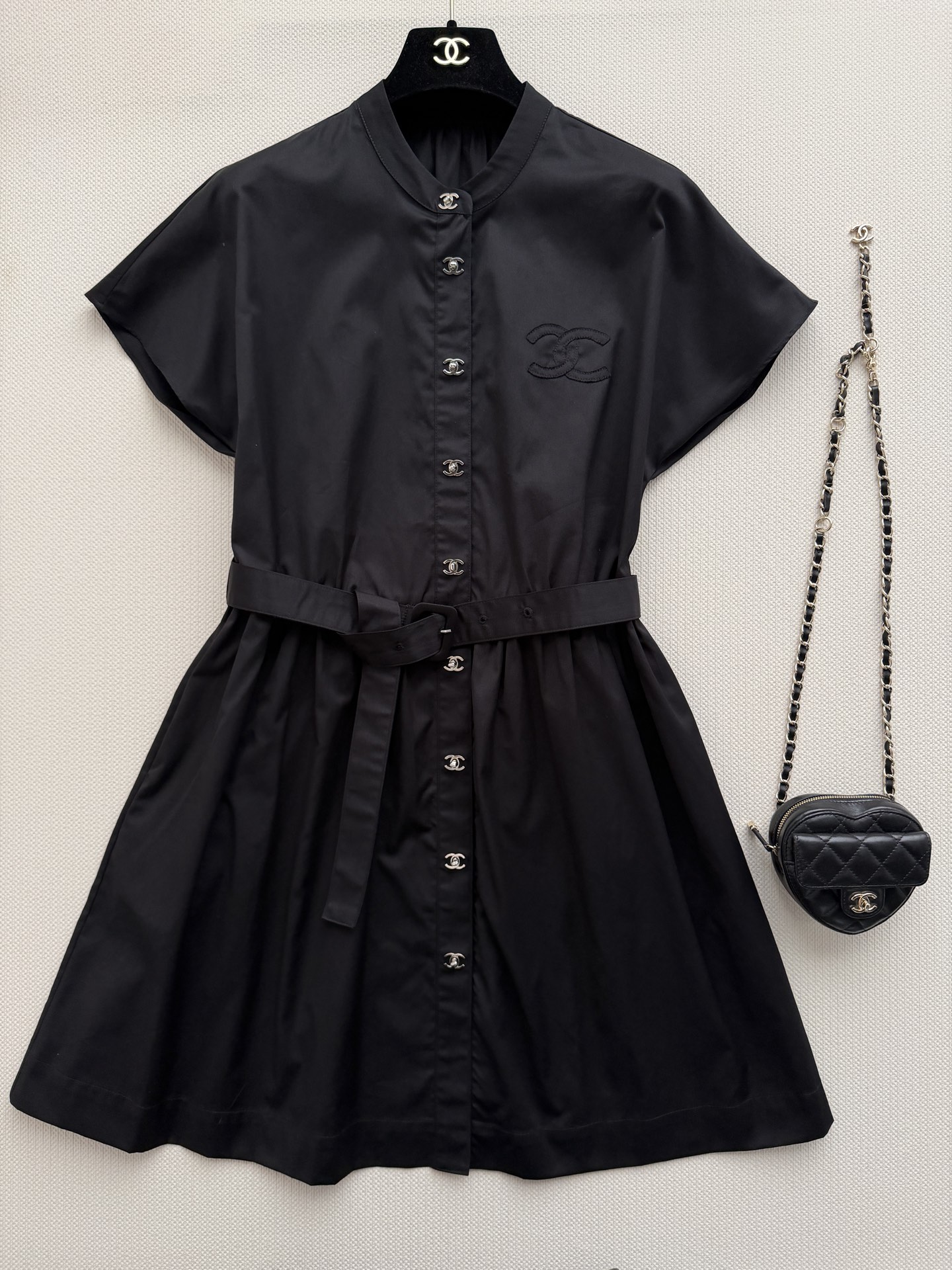 Chane*🆕新款连衣裙👗这款黑色短袖连衣裙，简约大方，轻薄透气面料超适合夏天！小圆领+正面纽扣，细节感