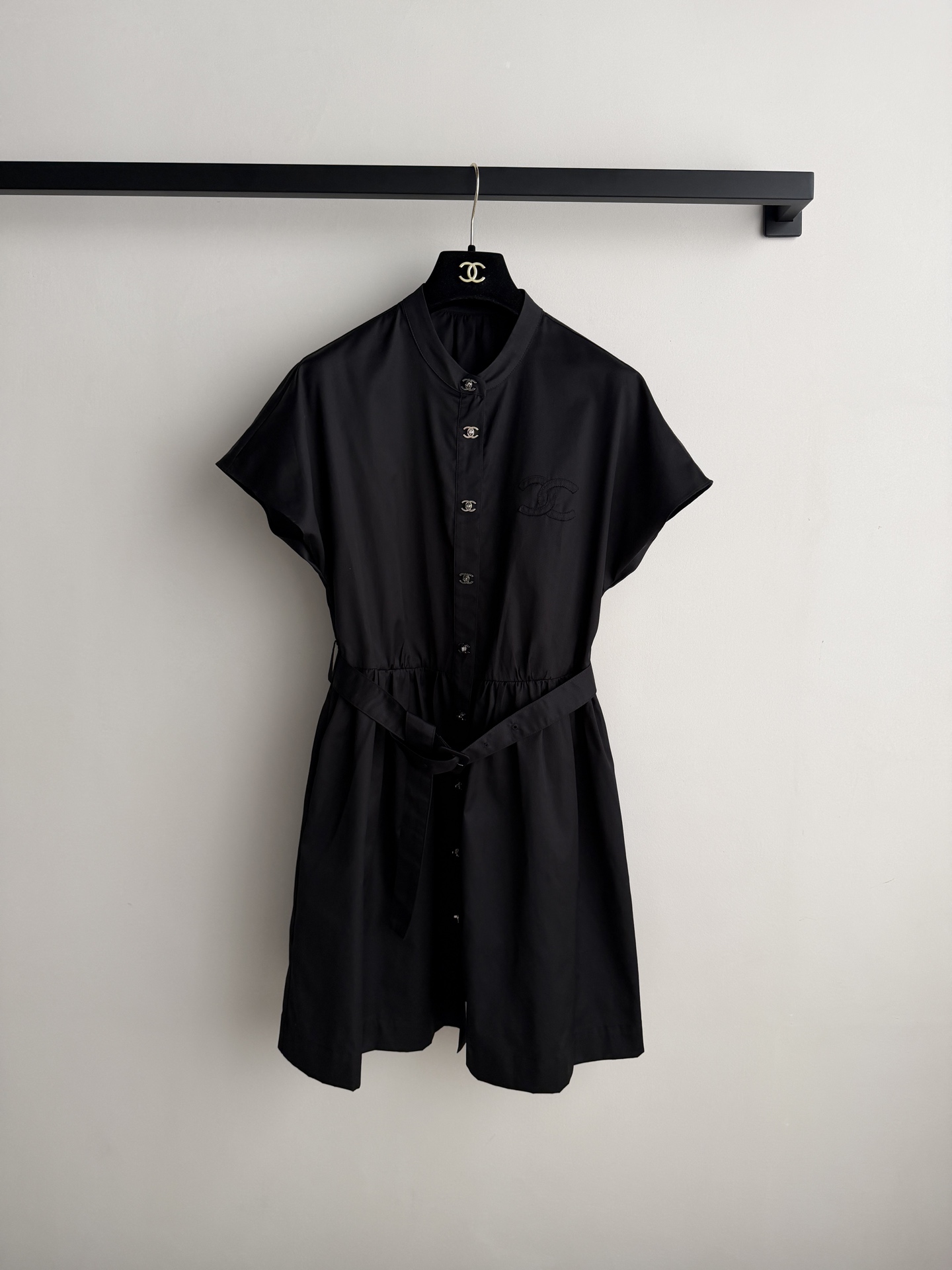 Chane*🆕新款连衣裙👗这款黑色短袖连衣裙，简约大方，轻薄透气面料超适合夏天！小圆领+正面纽扣，细节感