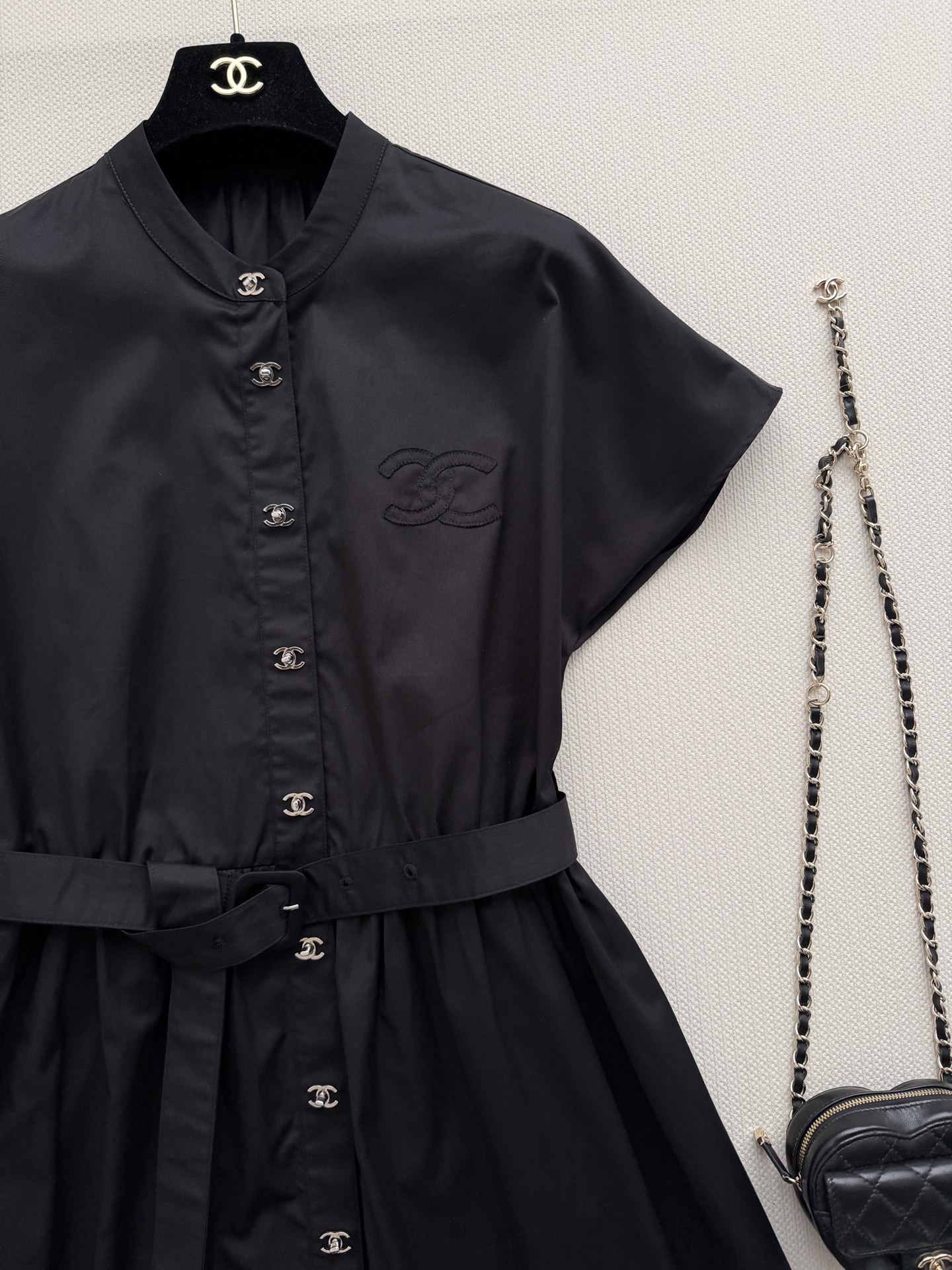 Chane*🆕新款连衣裙👗这款黑色短袖连衣裙，简约大方，轻薄透气面料超适合夏天！小圆领+正面纽扣，细节感
