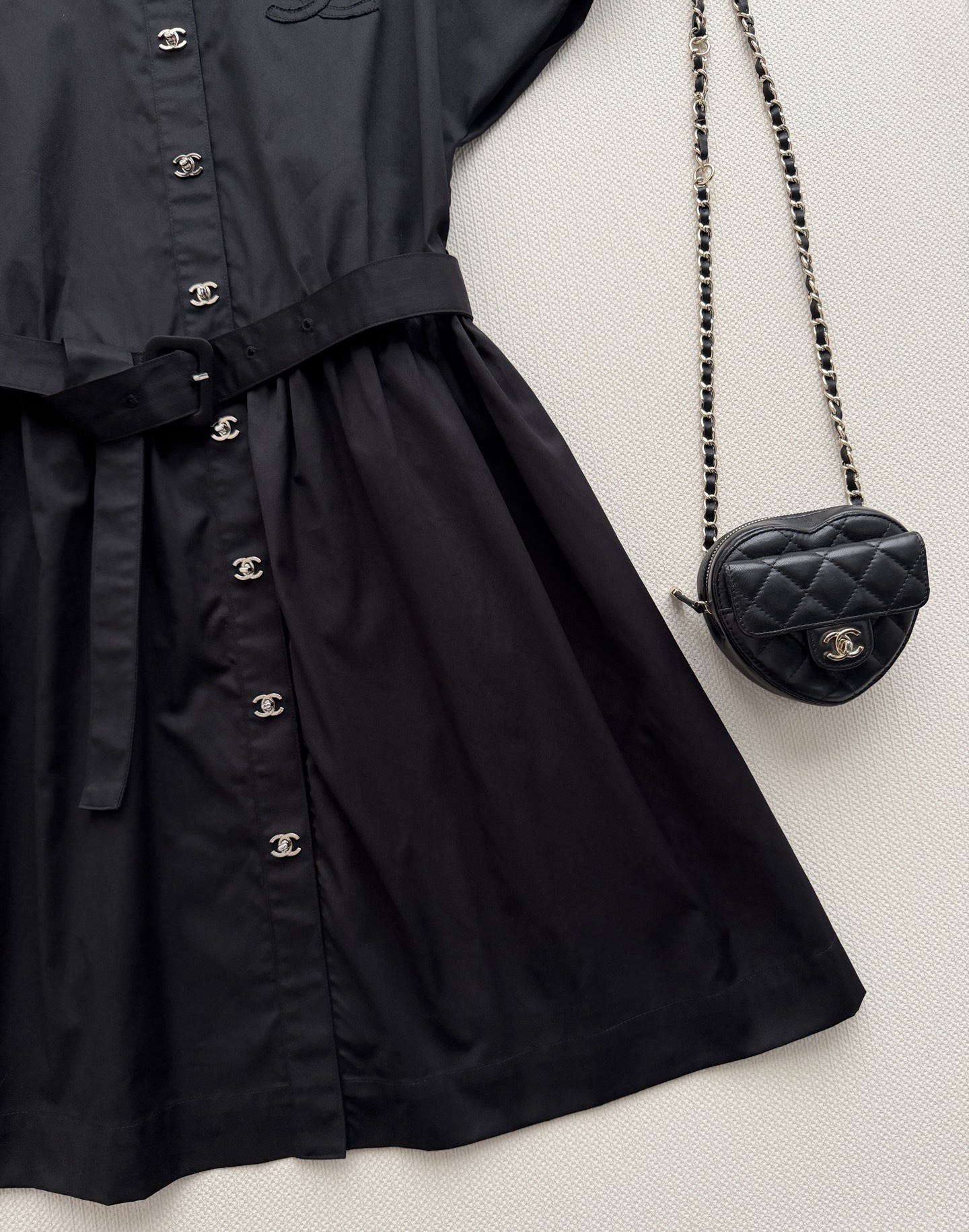 Chane*🆕新款连衣裙👗这款黑色短袖连衣裙，简约大方，轻薄透气面料超适合夏天！小圆领+正面纽扣，细节感
