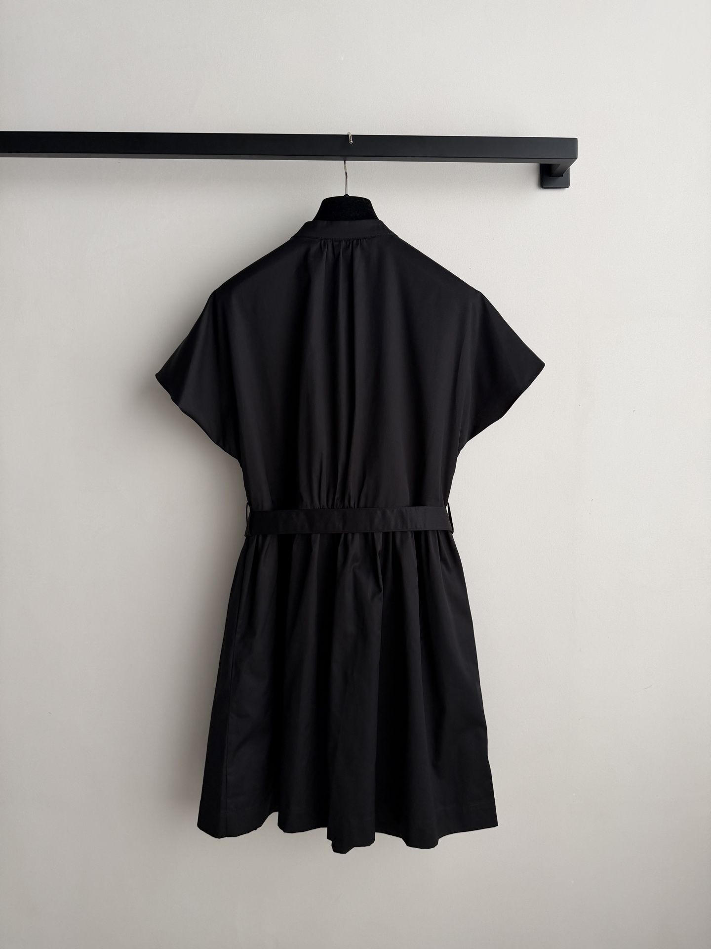 Chane*🆕新款连衣裙👗这款黑色短袖连衣裙，简约大方，轻薄透气面料超适合夏天！小圆领+正面纽扣，细节感