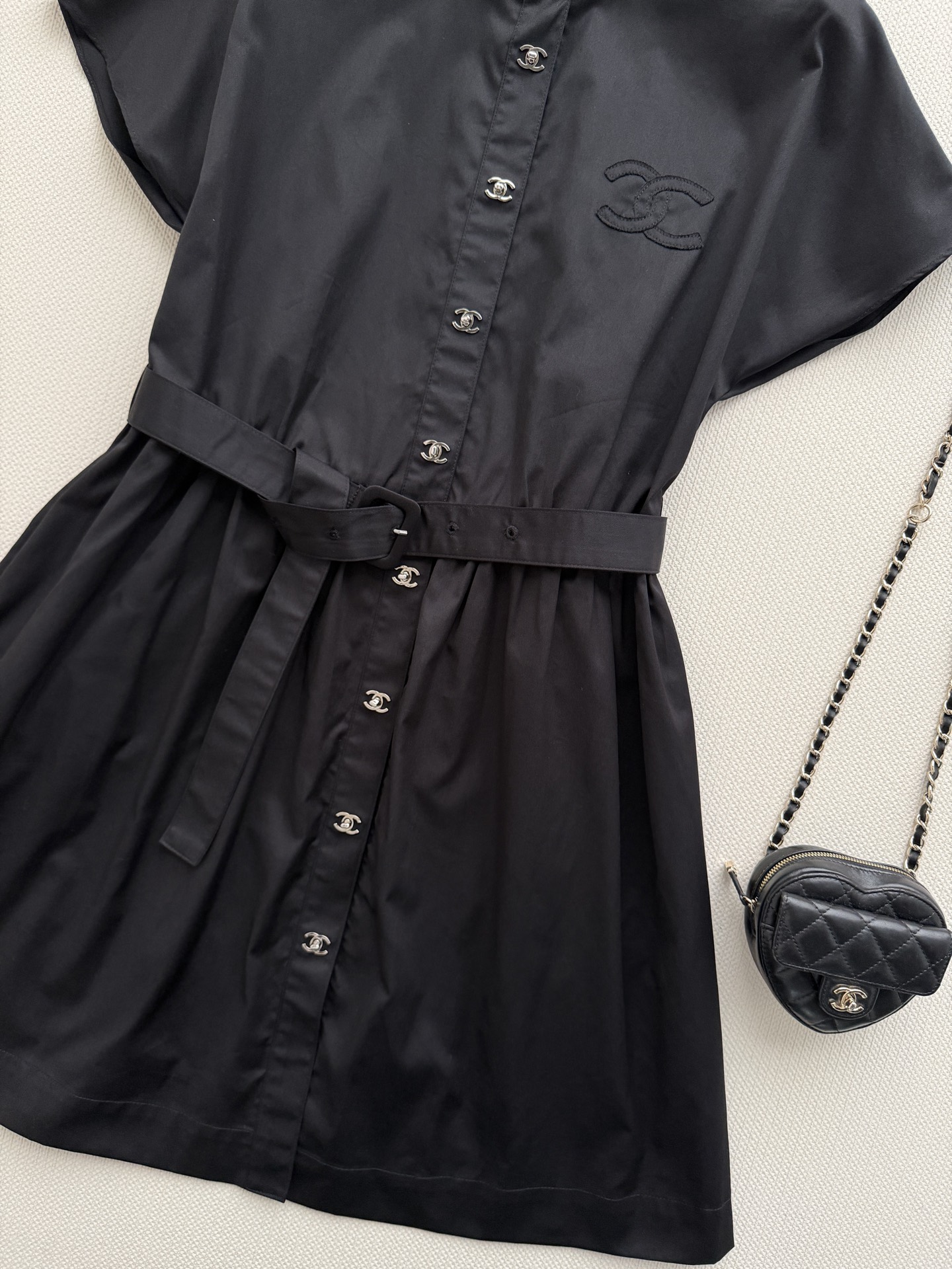 Chane*🆕新款连衣裙👗这款黑色短袖连衣裙，简约大方，轻薄透气面料超适合夏天！小圆领+正面纽扣，细节感